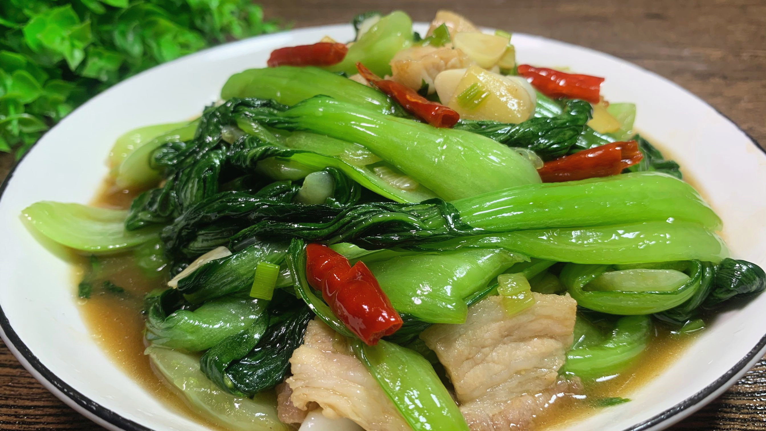 炒上海青,切记不要焯水和过油,大厨教我一招,清脆爽口又下饭