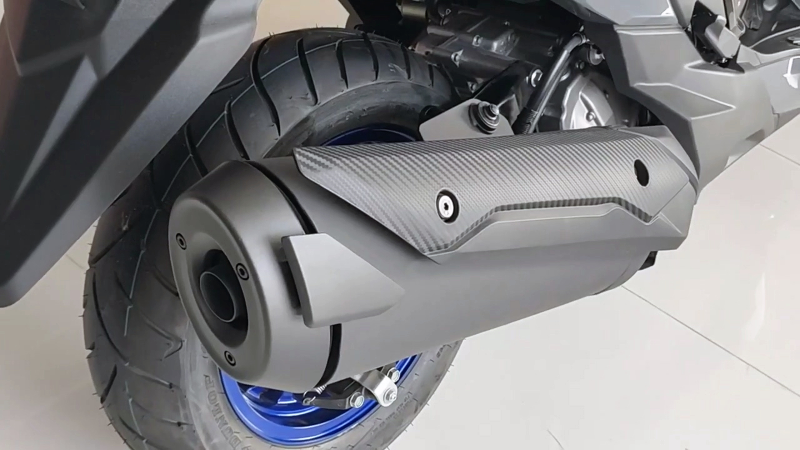 铃木汉堡人400踏板车,动力强劲配ABS,油耗3.9,满油能跑350公里