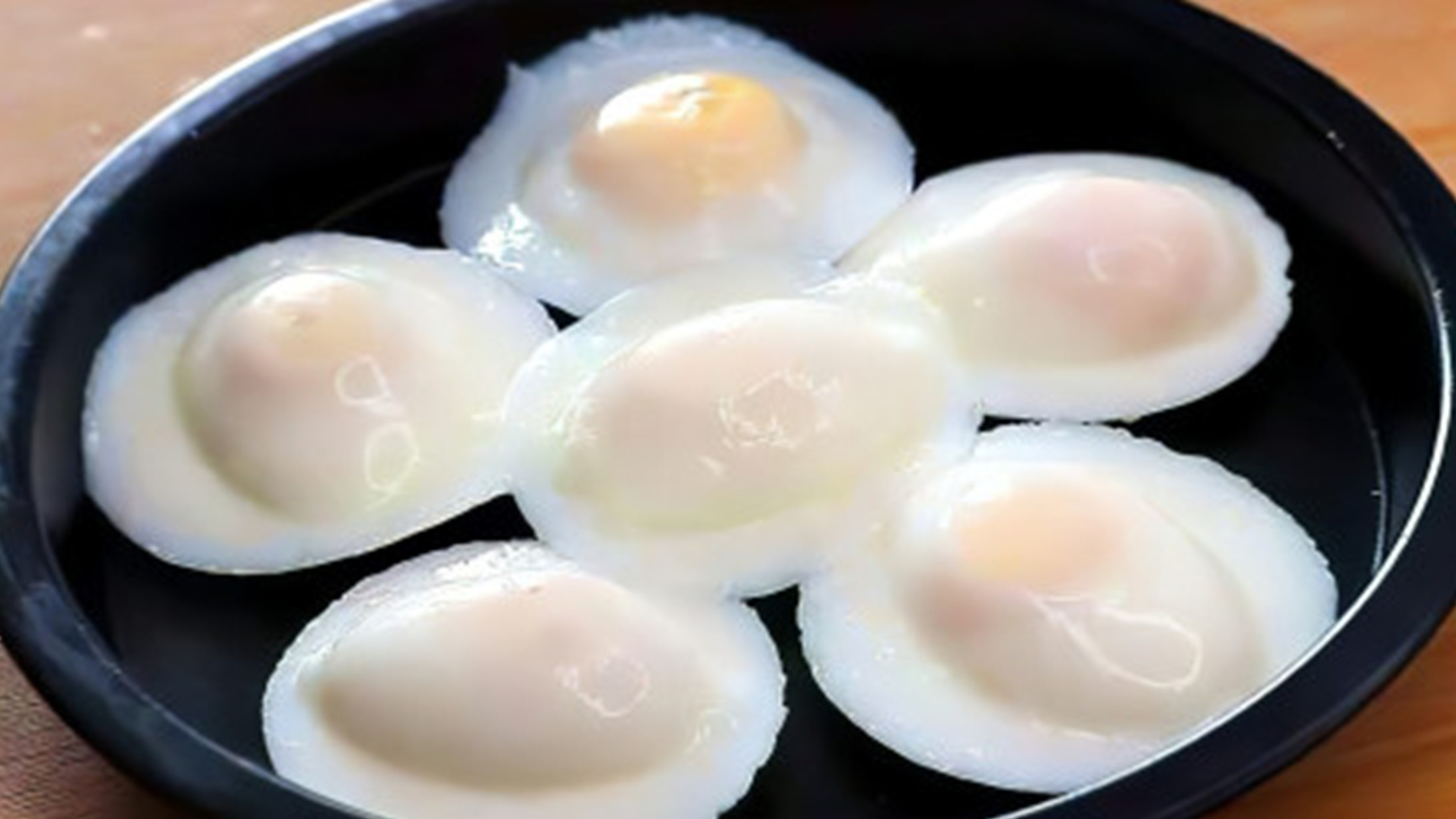 荷包蛋不要直接用水煮，老保姆教你一招，一锅做6个，一个都不散