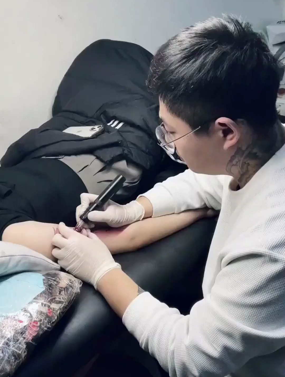 做纹身师真幸福啊!男朋友苦求几年的直接全看完了!