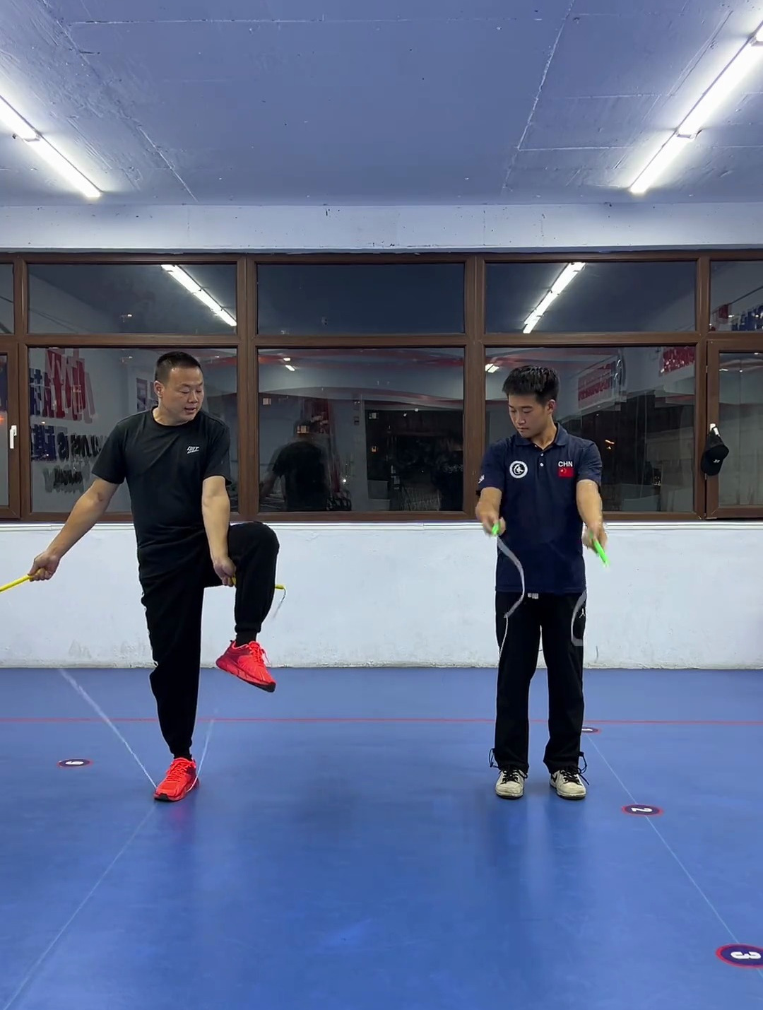 花式跳绳同侧胯下直摇跳动作教学