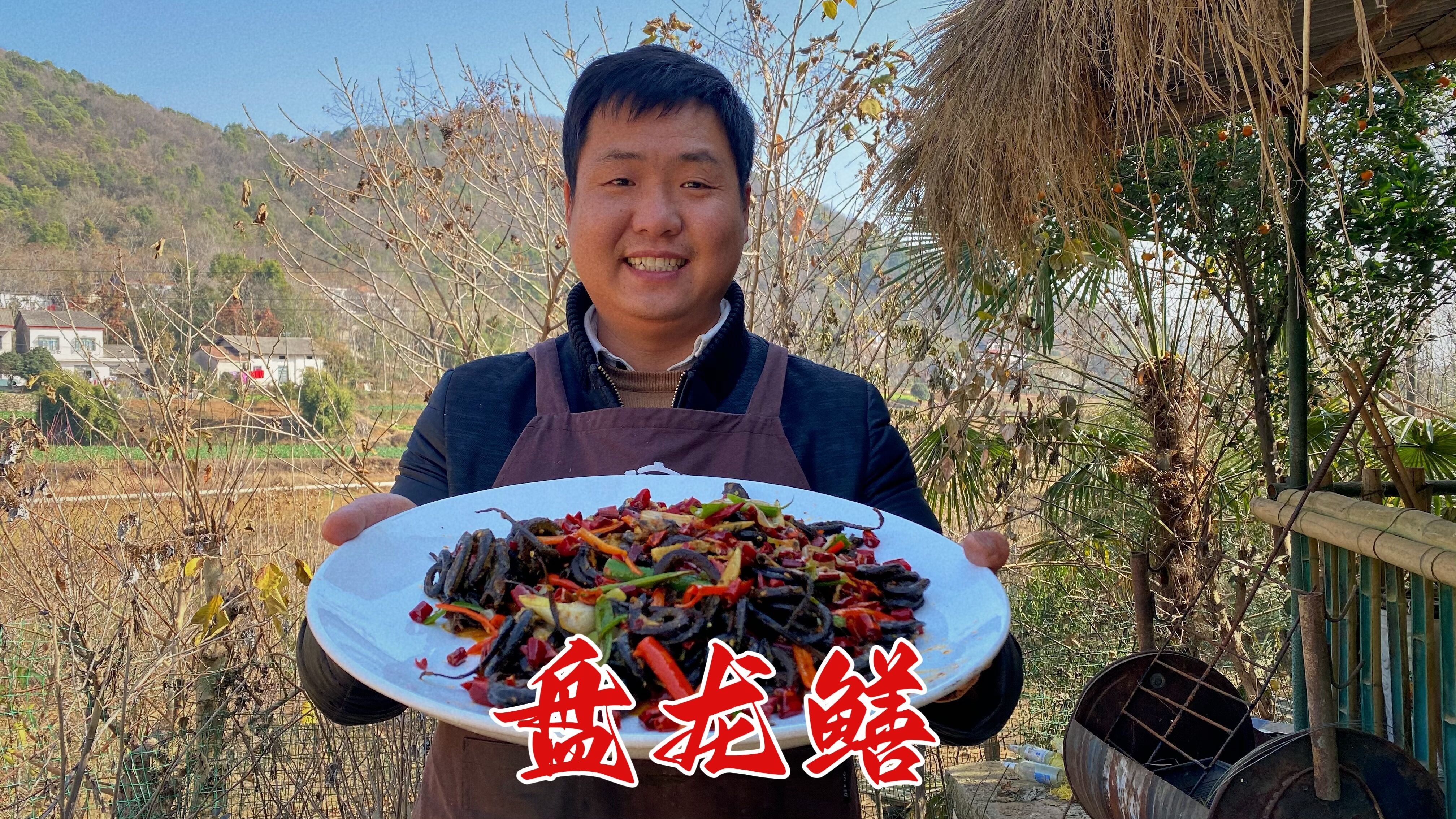 湖北人最爱的下酒菜“盘鳝”，直接手撕着吃，好吃到舔手指