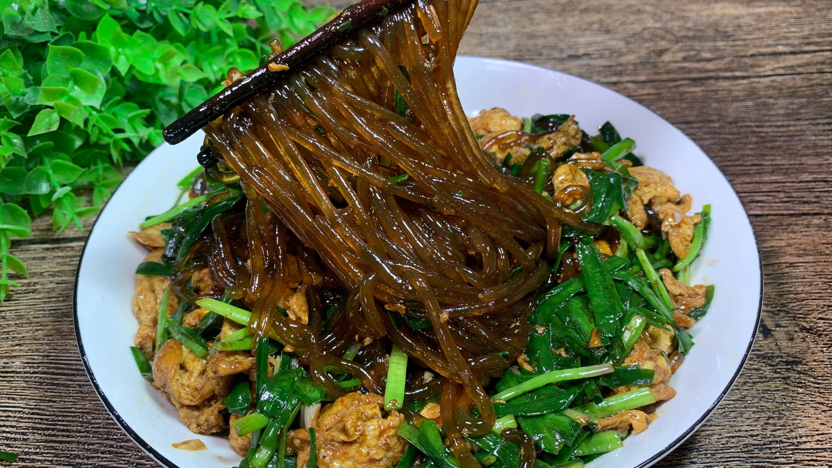 粉条怎么炒不粘锅不成坨,教你饭店不外传诀窍,粉条劲道又爽滑