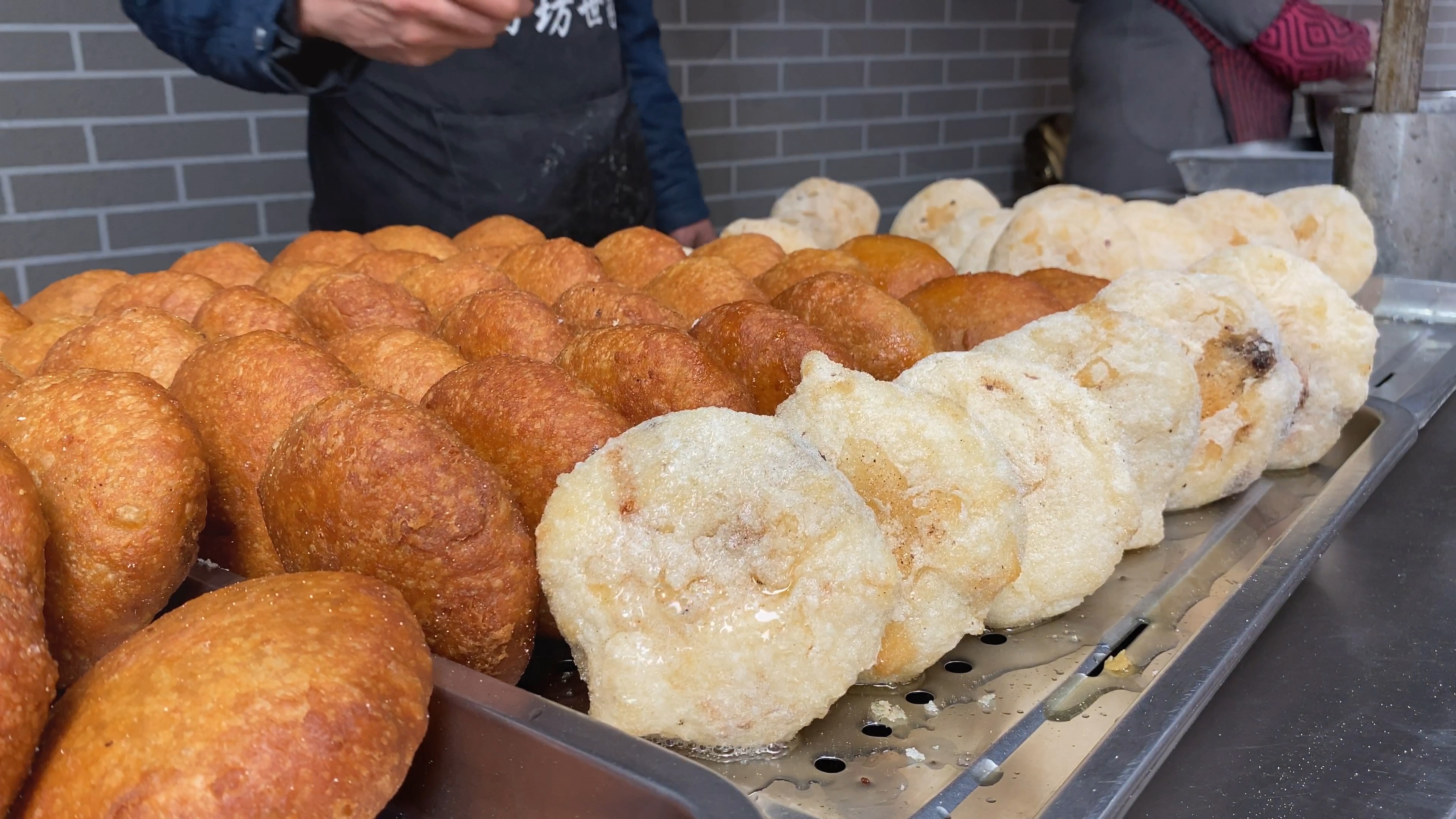 面团丝滑柔顺,裹入秘制馅料,炸熟后油光铮亮,一天卖几百个