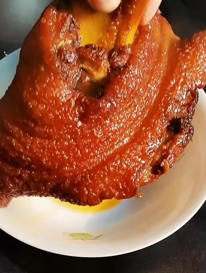 快过年了,饭桌上一定少不了的虎皮肘子,虎虎生威-度小视