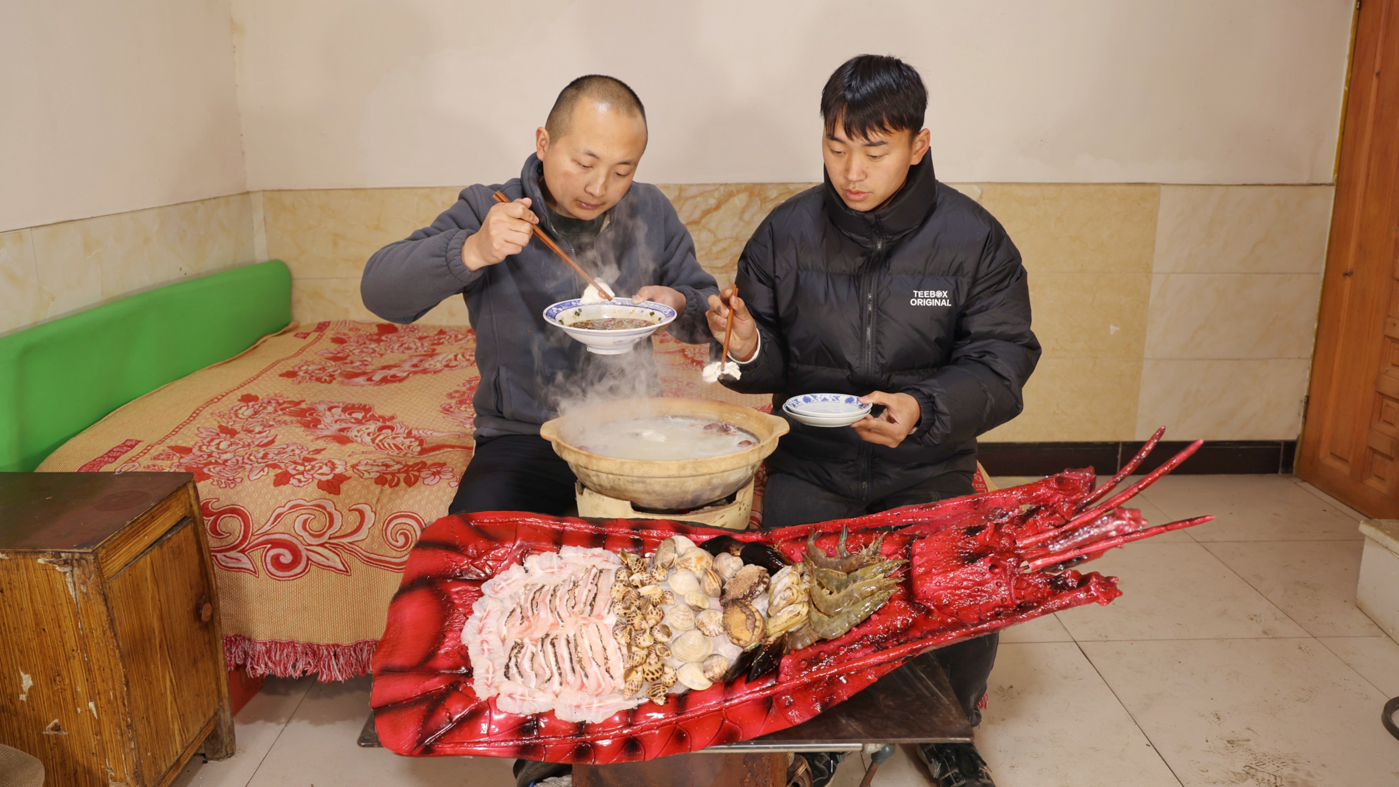 朋友捎来条20斤龙趸石斑鱼，高汤大米粥做锅底涮着吃，鲜香滑嫩