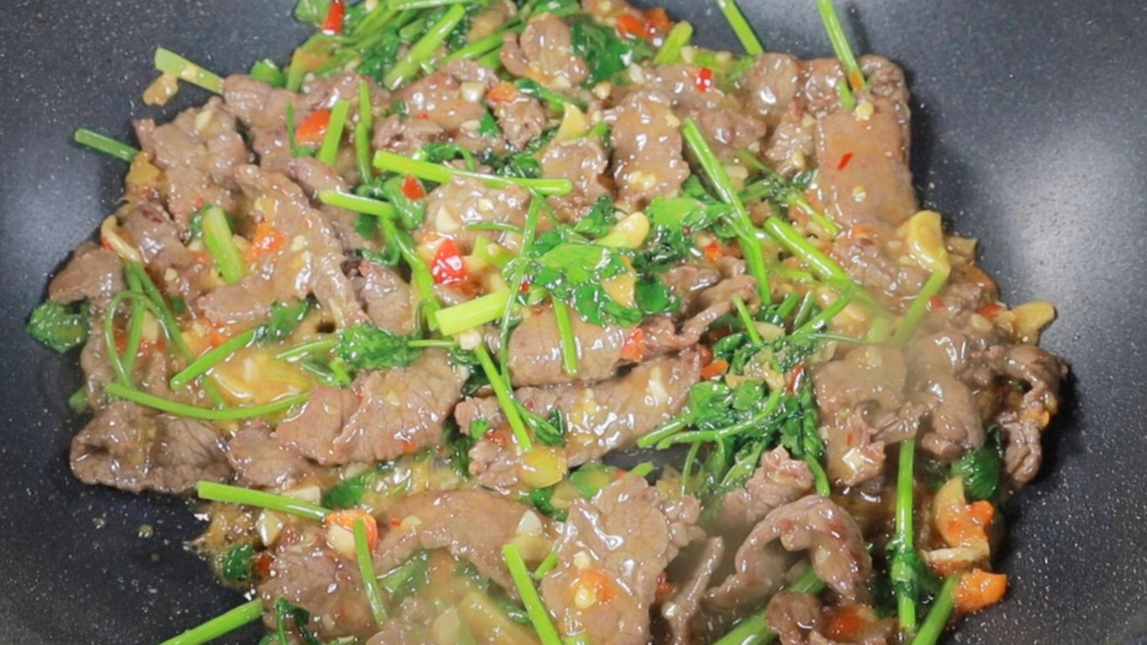 香菜炒牛肉家常炒牛肉总是炒的老?做好关键的步骤,细嫩鲜美