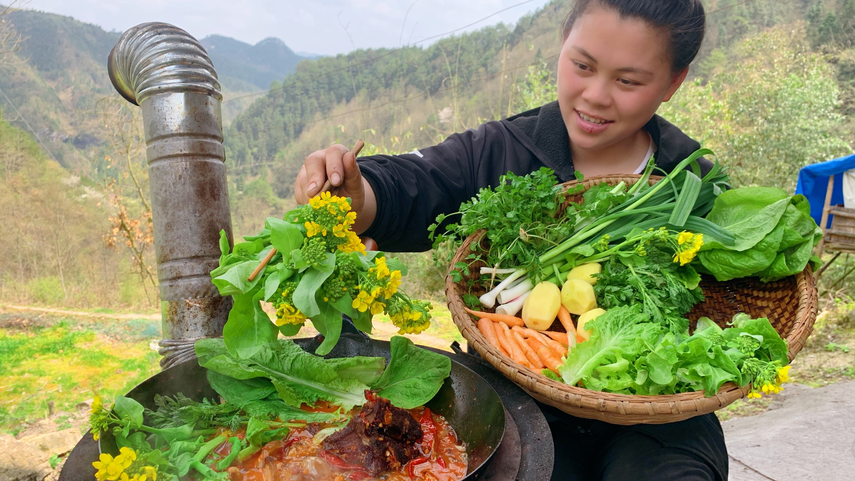去菜地摘了各种蔬菜,用腊排骨做个火锅,把菜当饭吃到饱真是过瘾