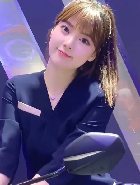 美女车模 春晓,颜值太高了~-度小视