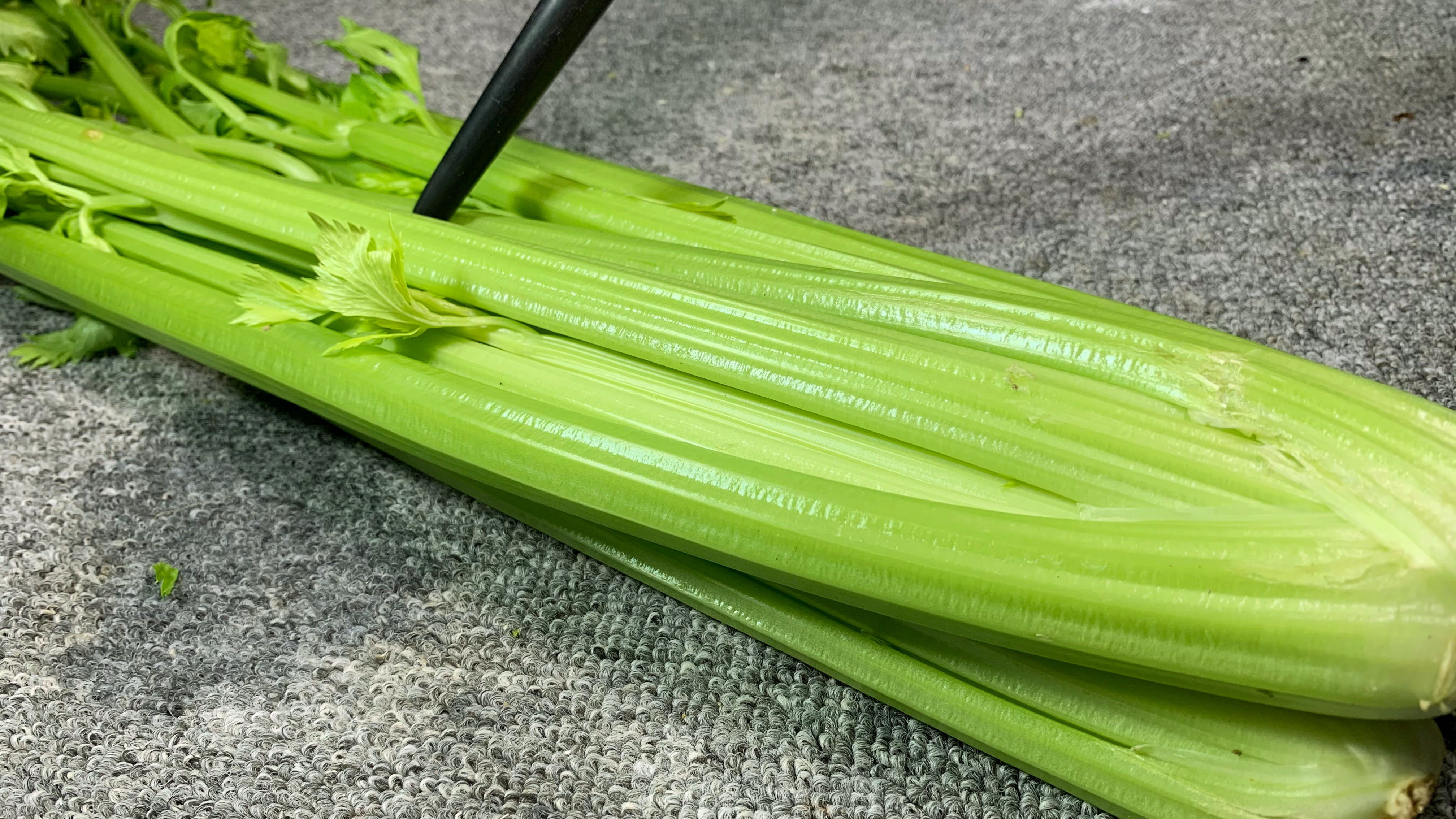 炒芹菜时,切记不要直接下锅炒,教你饭店不外传秘方,脆嫩不塞牙