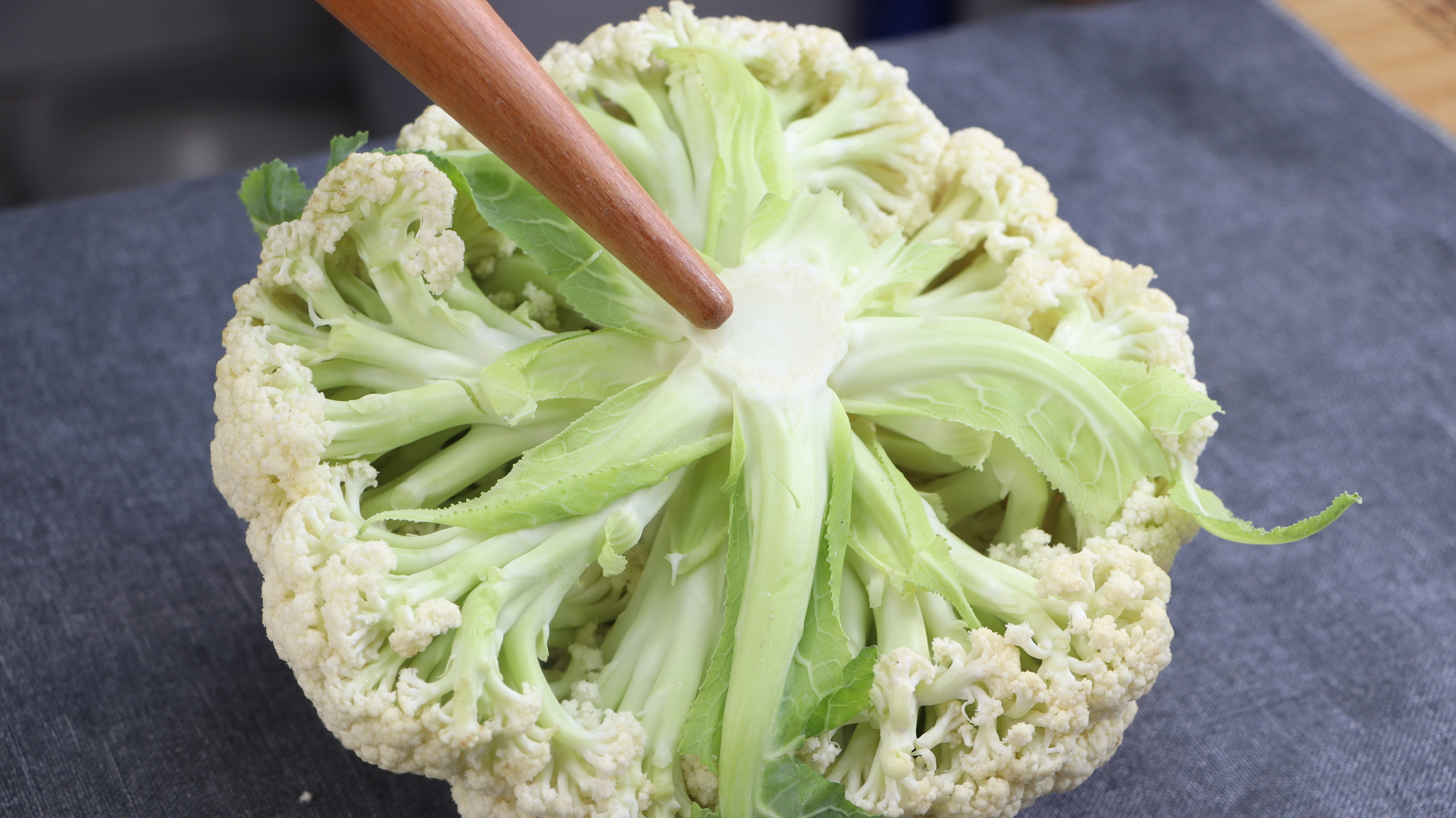 炒菜花时,有焯水有人直接下锅炒,教你正确做法,清脆爽口又入味