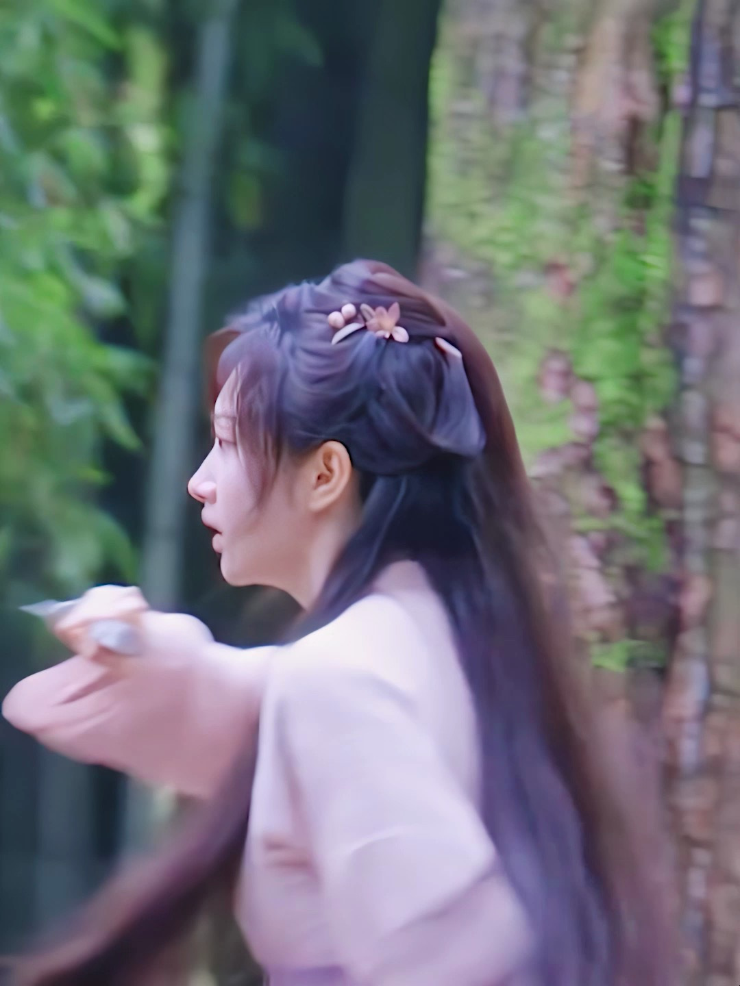 即使粗布麻衣也难掩大甜甜的美貌,把刘海撩点上去感觉更好看!