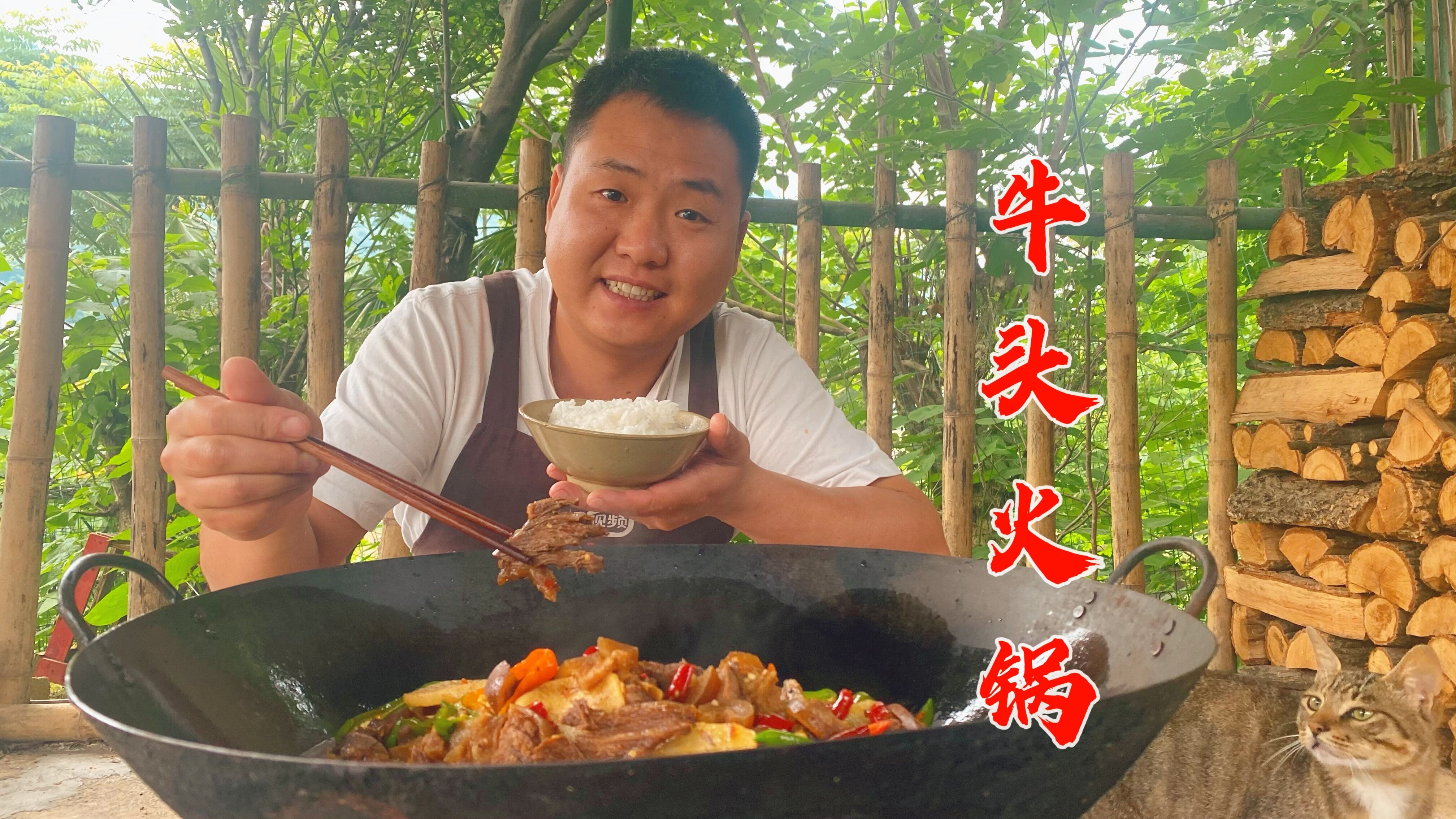 两兄弟吃“牛头火锅”,又麻又辣,这味道别提多过瘾了