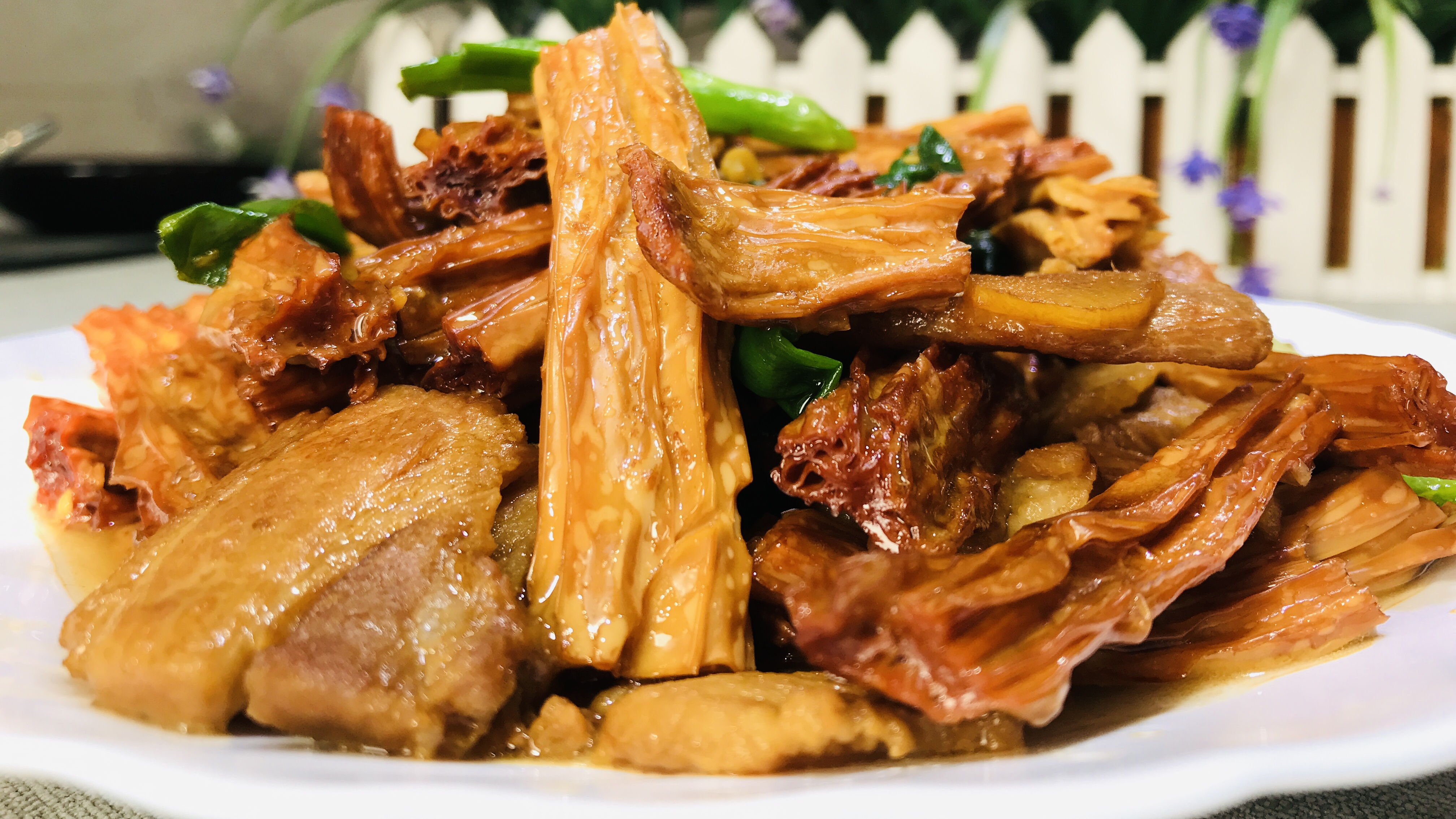年夜饭“腐竹焖五花肉”,腐竹吸收汤汁鲜香入味,连汤汁都不剩