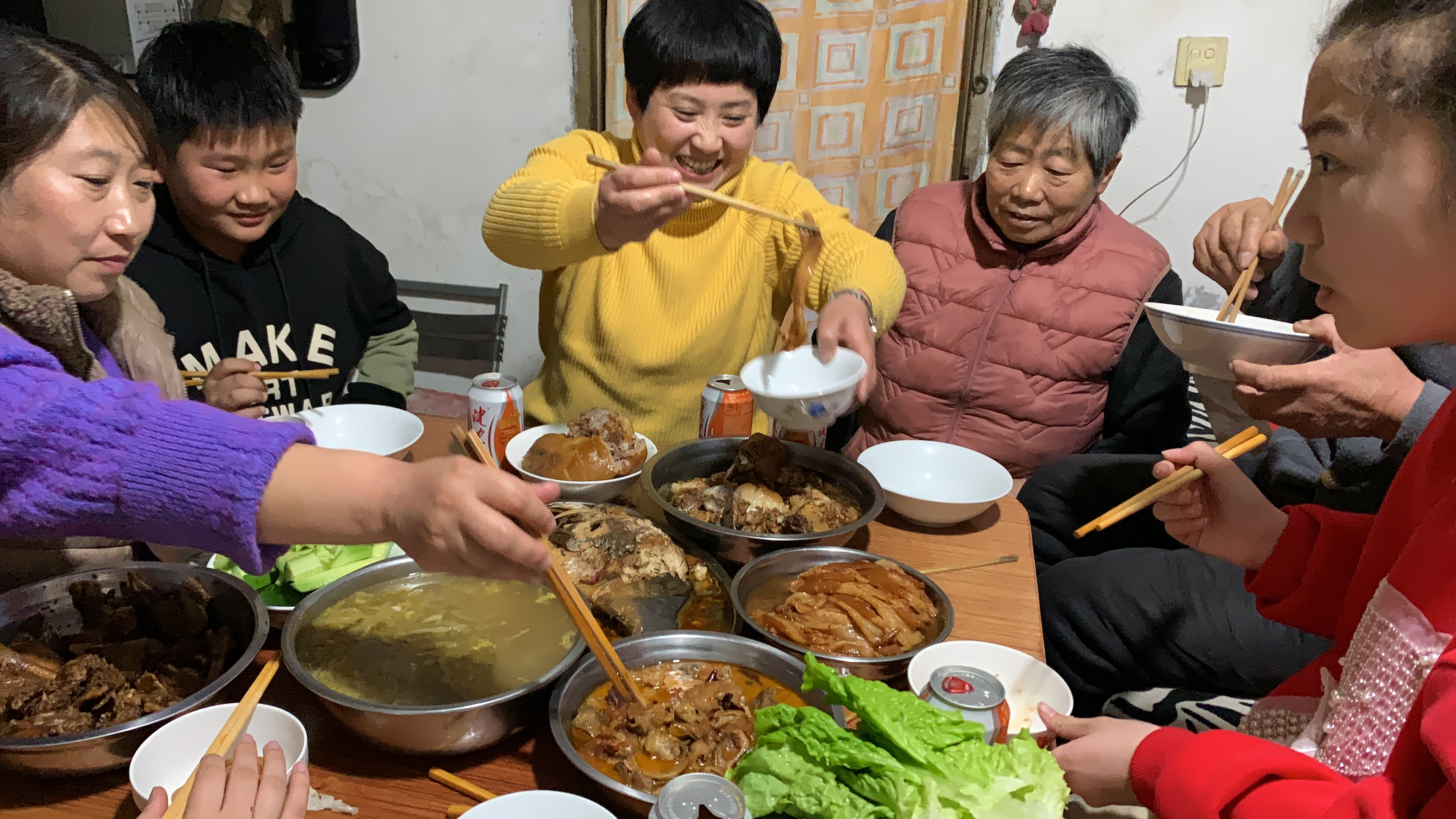 两个闺女回娘家拜年,妈妈做了鸡鸭鱼肉一锅出,好丰盛啊