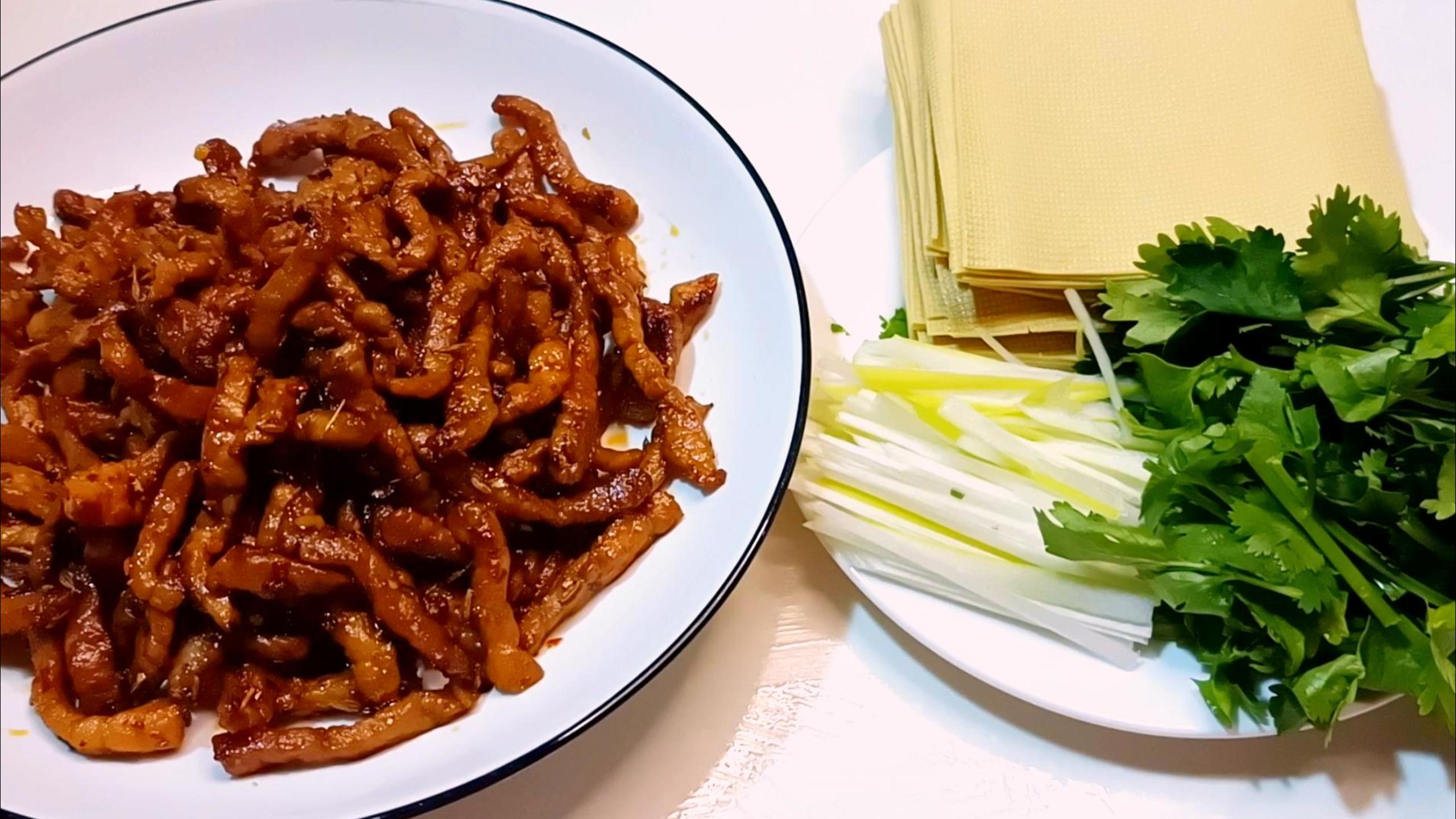 豆腐皮卷香辣肉丝,比京酱肉丝还好吃,做法简单