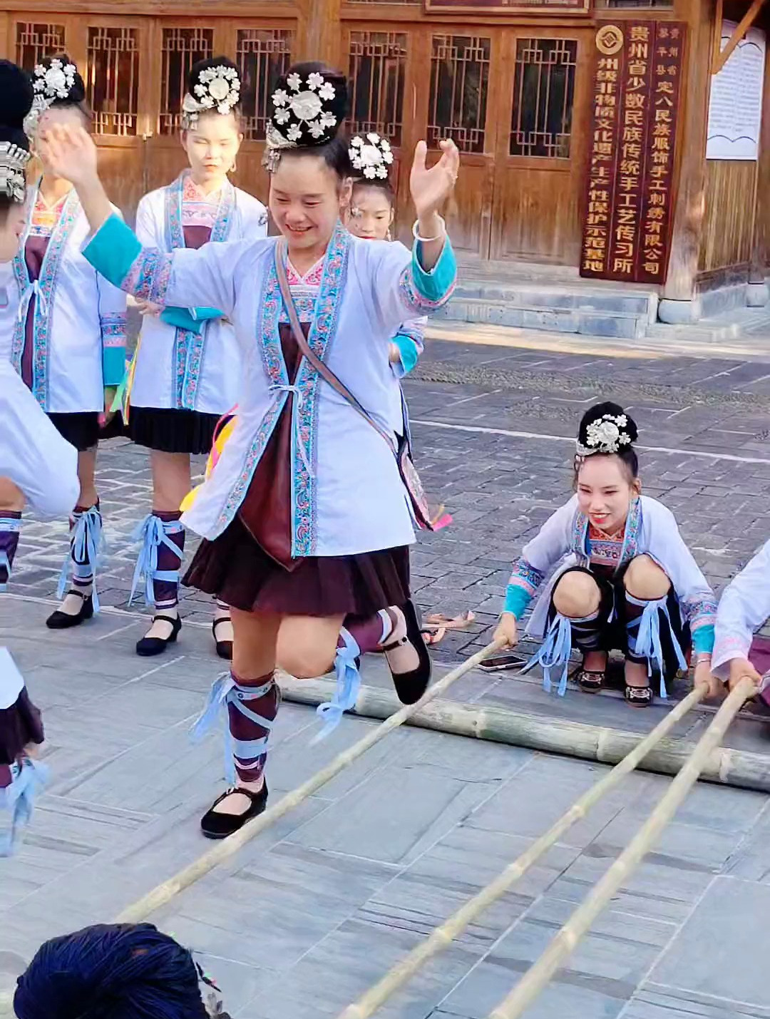 侗族一个能跳又能唱的民族,您看少数民族竹竿舞跳得怎么样?
