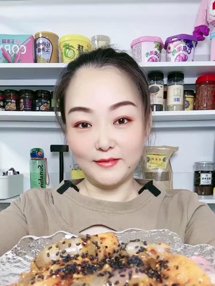 凉拌三文鱼虾仁,鲜香美味,爽滑可口,大口大口吃太过瘾
