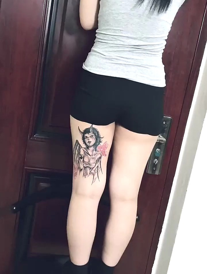 美女在腿上纹身,这也太个性了,你会喜欢有纹身的女生吗