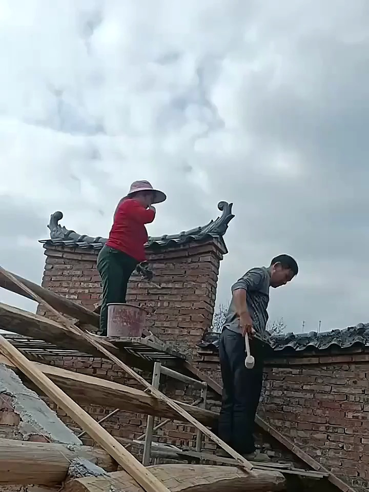 农村瓦房屋顶造型赏析,木梁斜坡古韵悠长,造型独特美不胜收