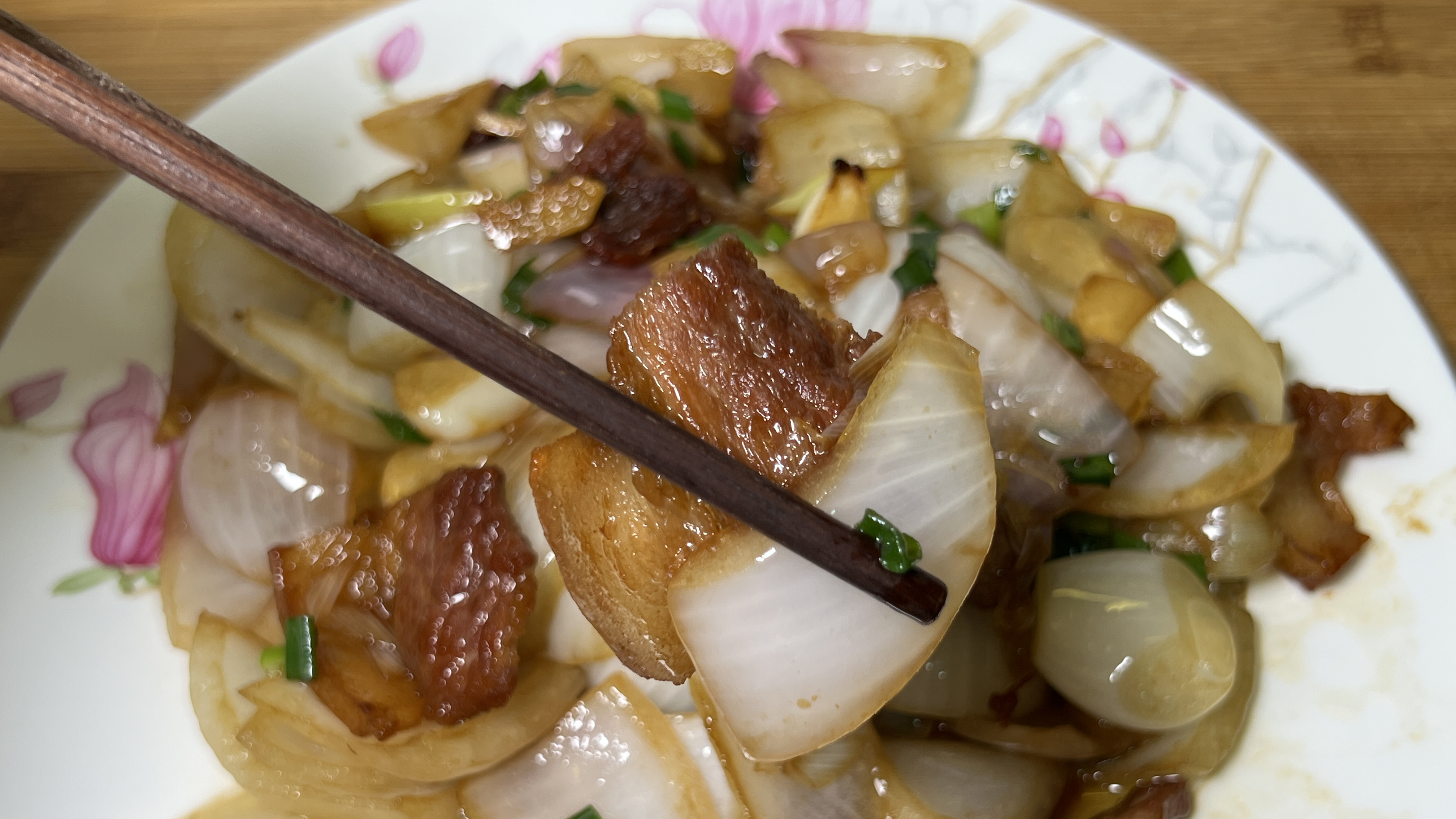 洋葱炒肉怎么做好吃,在家这样做,肉片焦香,洋葱脆甜,好吃下饭