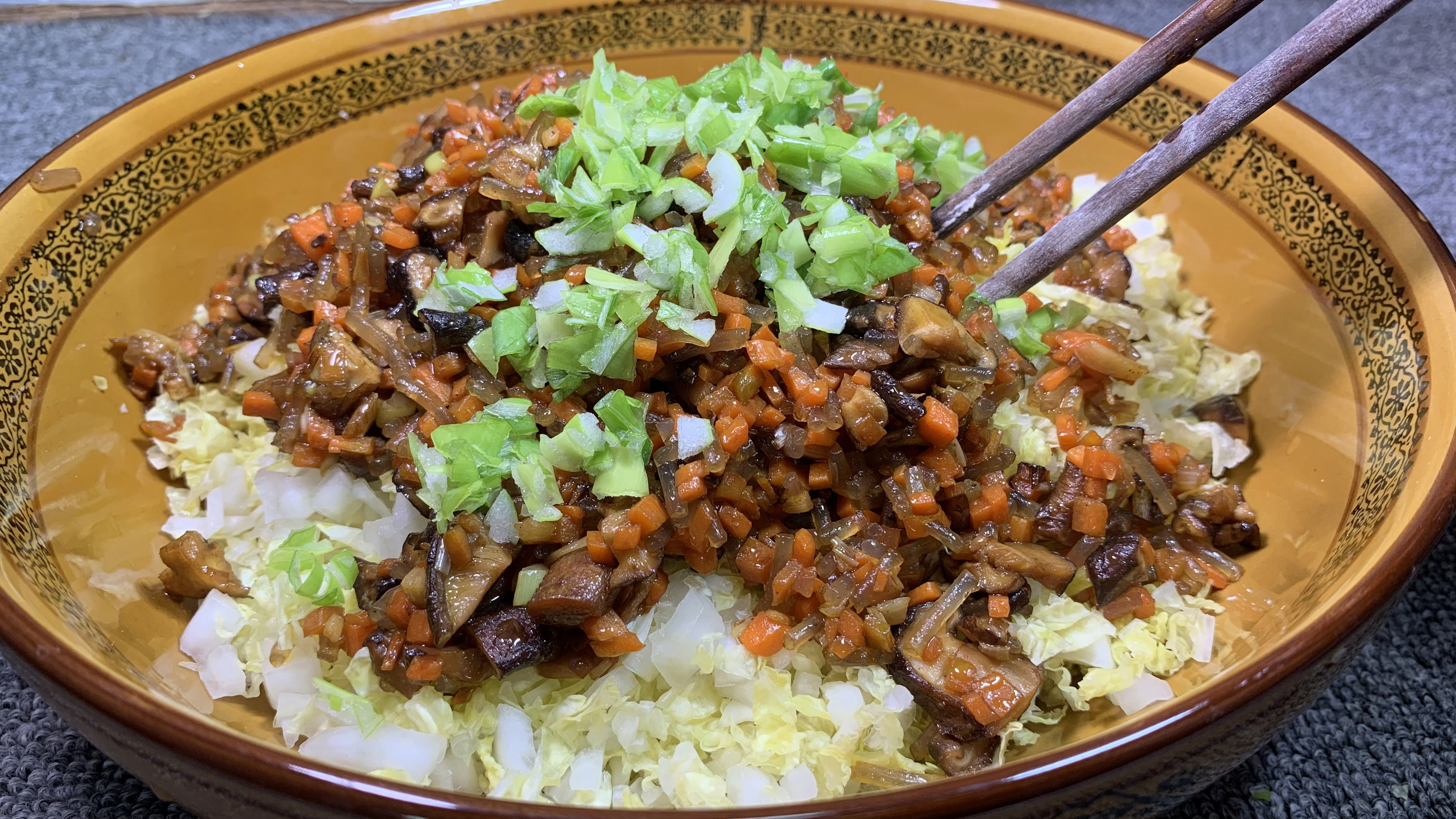 素白菜馅原来这么鲜？不加鸡蛋不放肉，学会调馅方法，馅香味又美