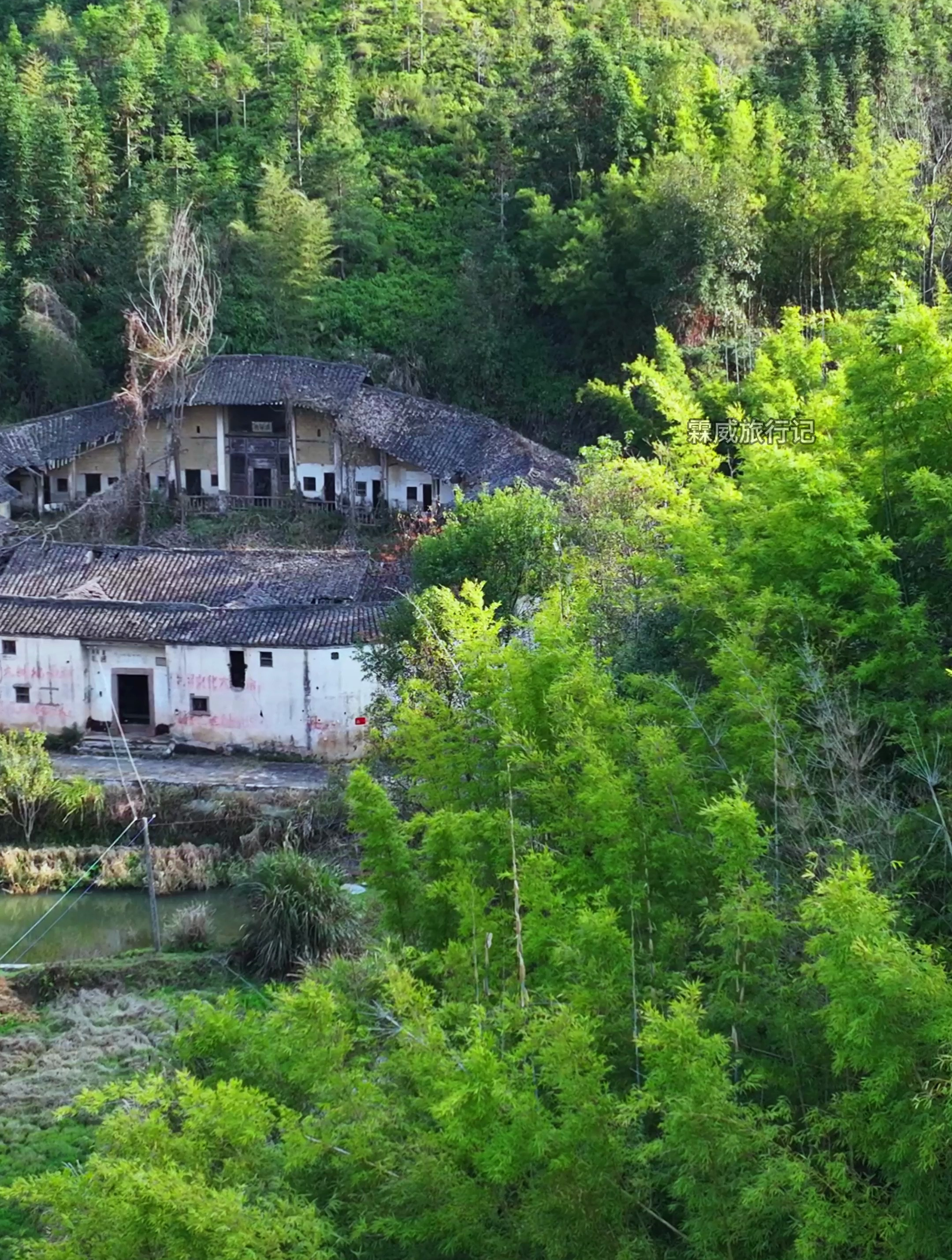 老屋依旧在,荒芜草木深.回不去的是童年,忘不了的是回忆