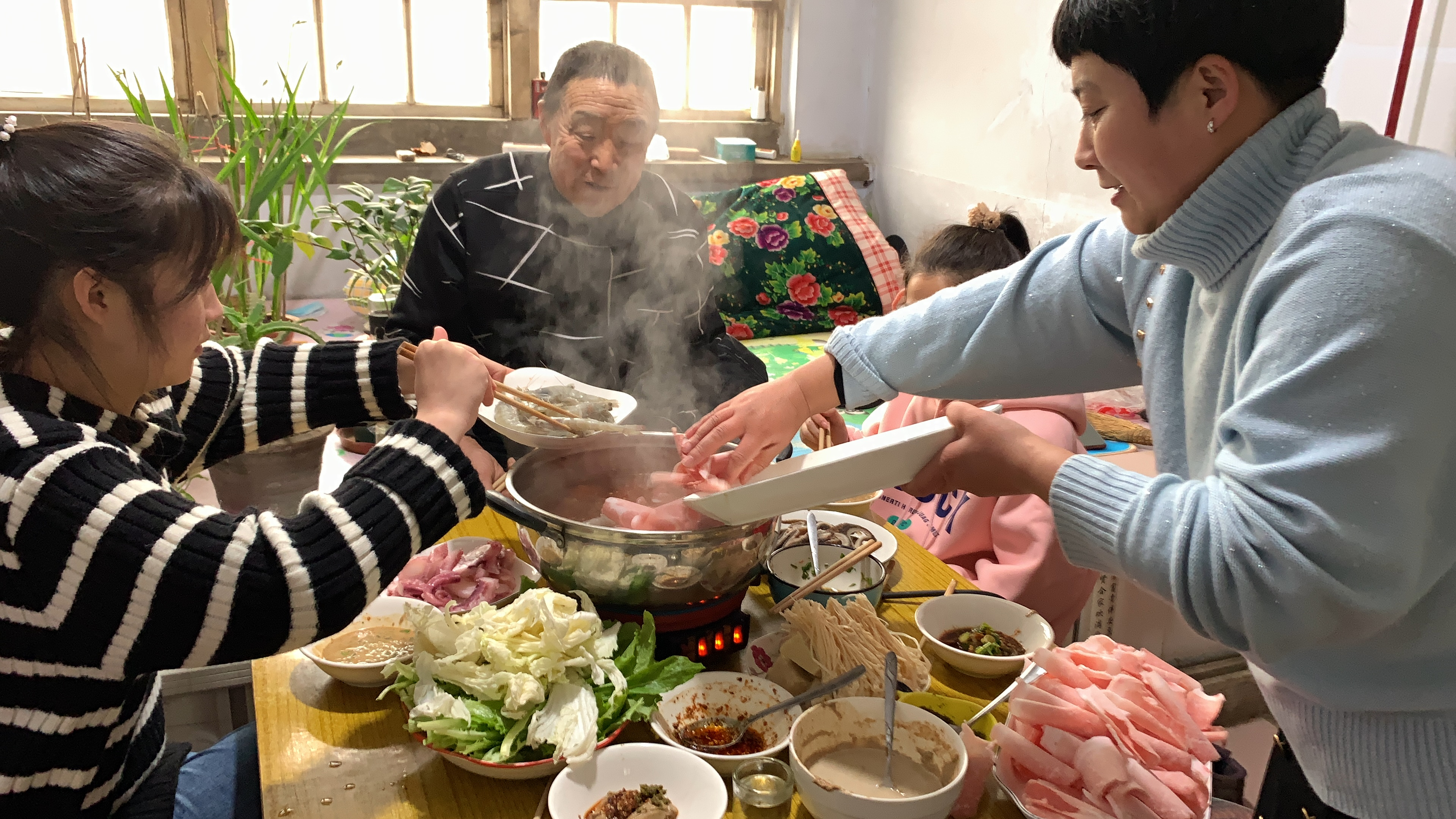 从菜棚拔点青菜,大缸里拿点肉做火锅,热气腾腾,一家人吃嗨了