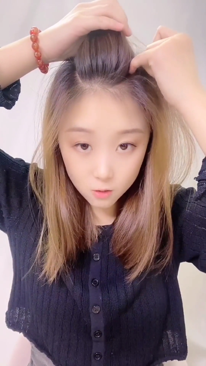 圆脸短发也合适的半马尾扎发教程