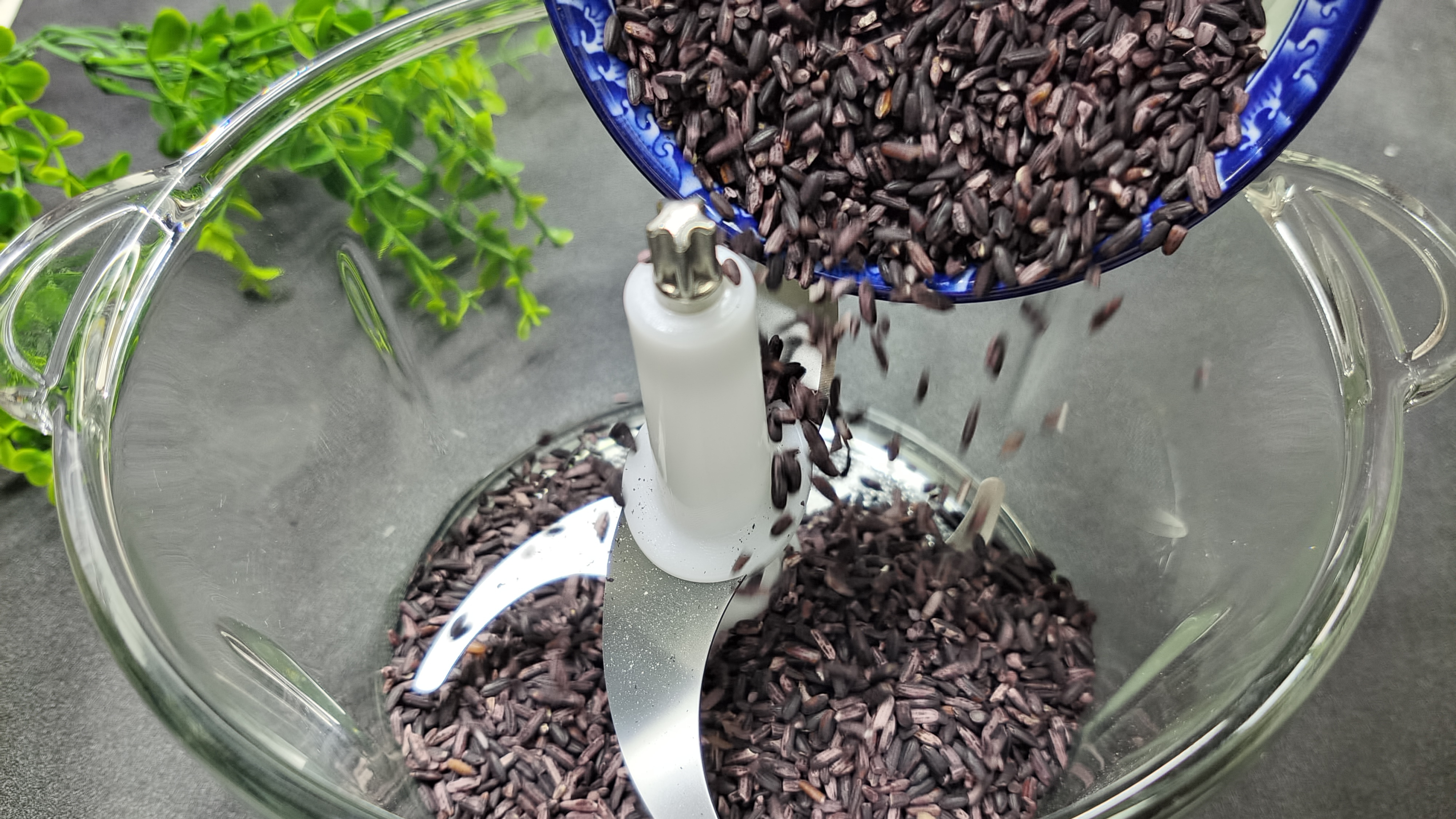 把红米倒进绞肉机里,瞬间变美食,比面包还香甜,全家都抢着吃