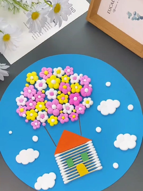 春日亲子时光,用棉签和粘土制作一幅热气球主题画,幼儿园手工
