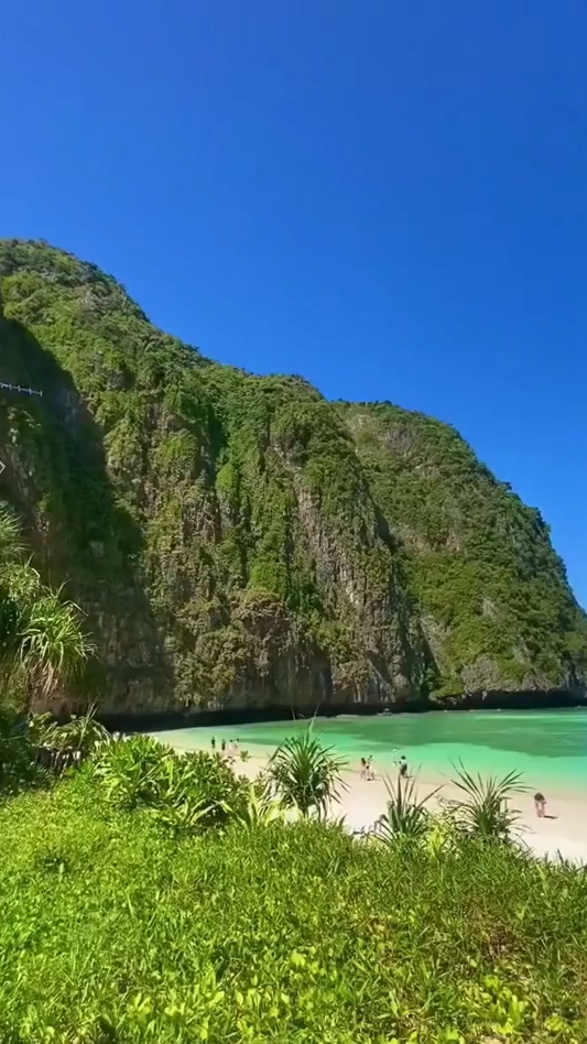 沙滩海边的山水美景享受悠闲的旅游时光美的让人窒息