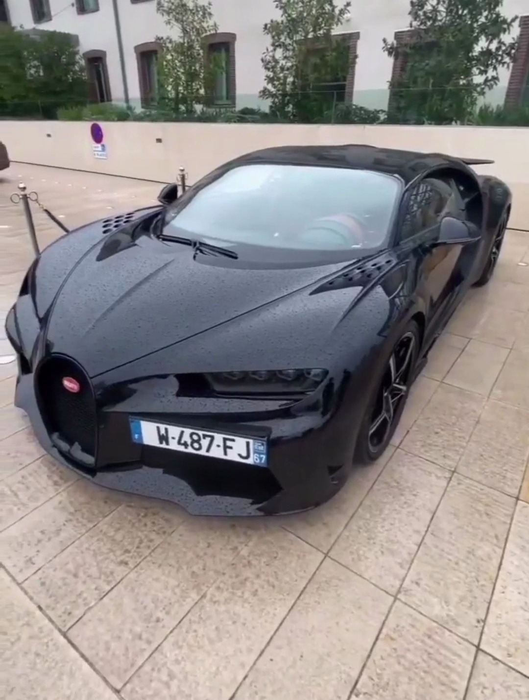 黑色布加迪chiron超跑 车牌挂旁边真难看-度小视