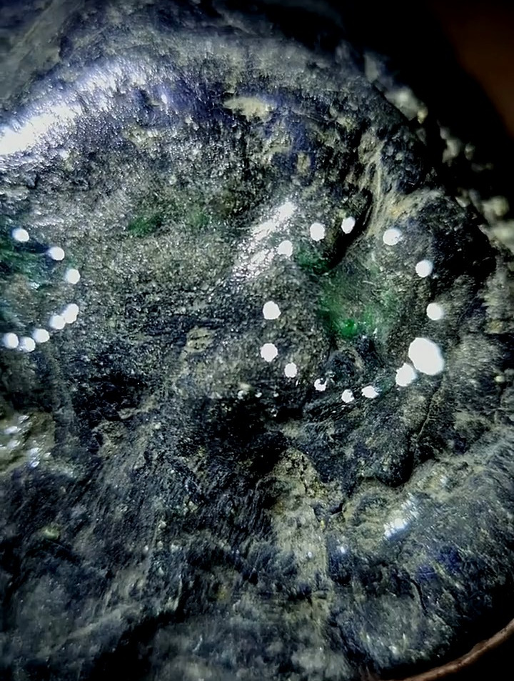 翡翠原石莫湾基场口料子,色带环绕