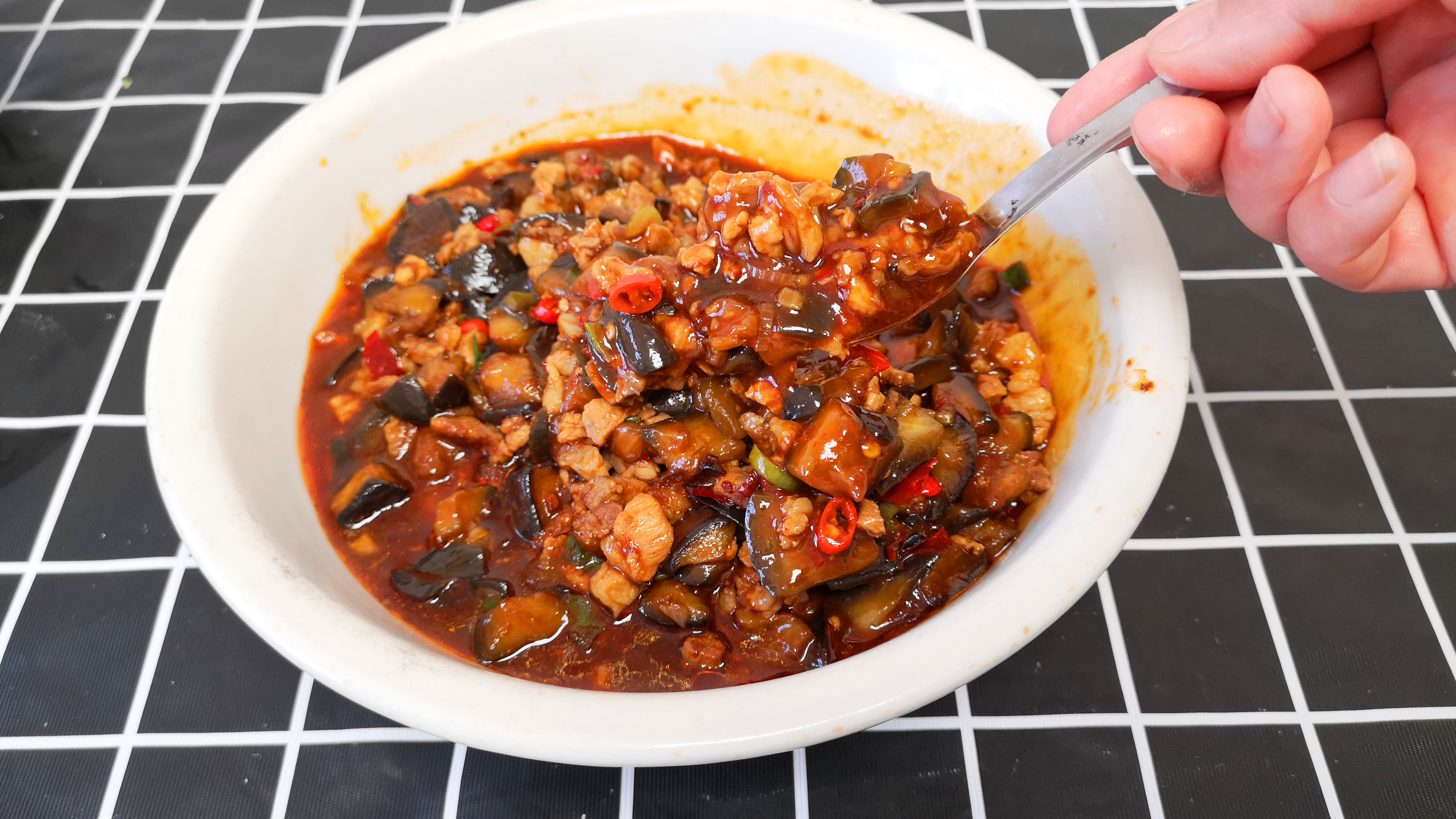 茄子肉丁打卤面像我这样做,汤浓味香,一口气能吃两大碗,真过瘾