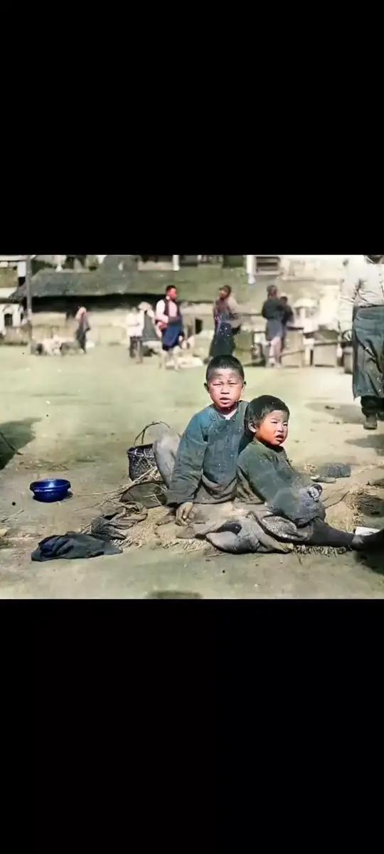 1910年前后,两个乞讨的儿童