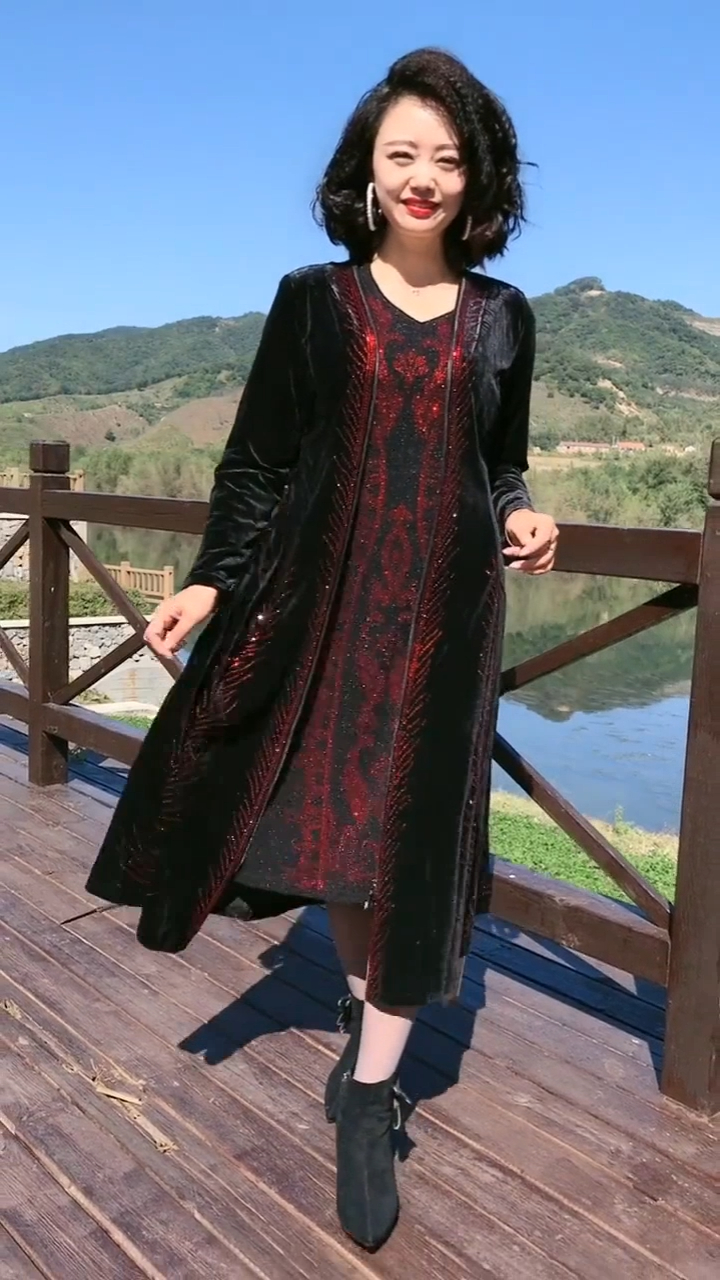 美女姐姐:连衣裙大姐姐,诠释出时尚感