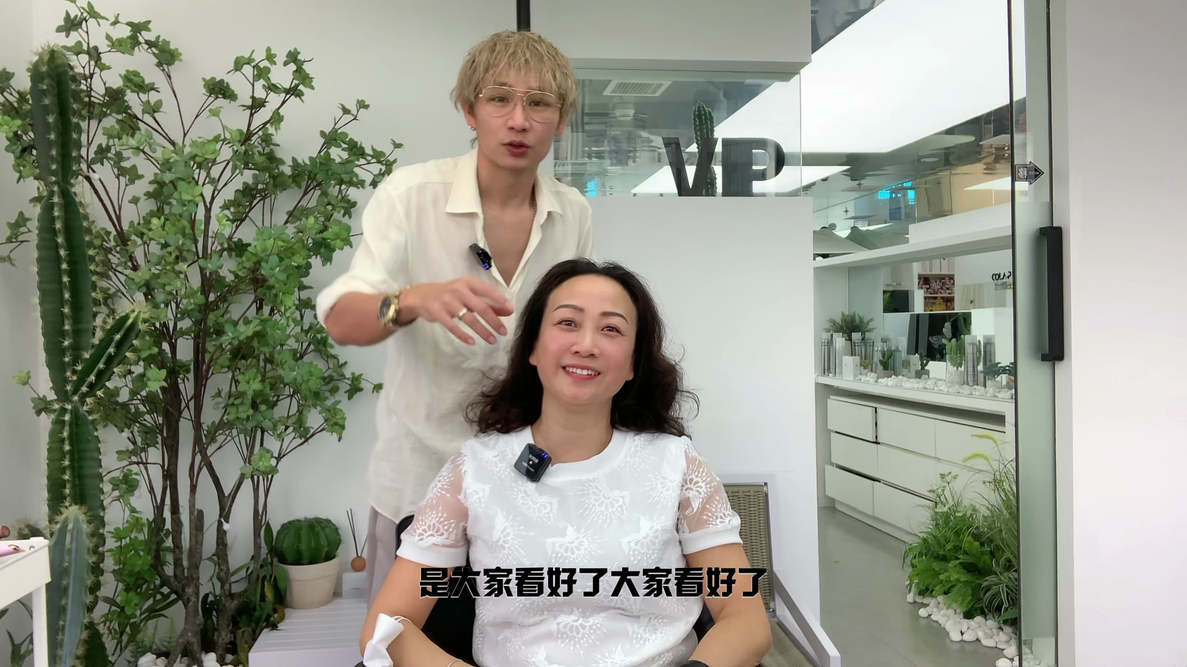 女子去理发店,像极了常年扎头发,不知道适合什么发型的你