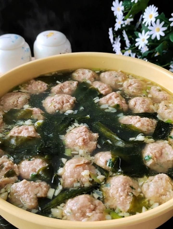 不知道吃什么就和我一起做裙带菜肉丸汤吧汤鲜肉嫩太好吃