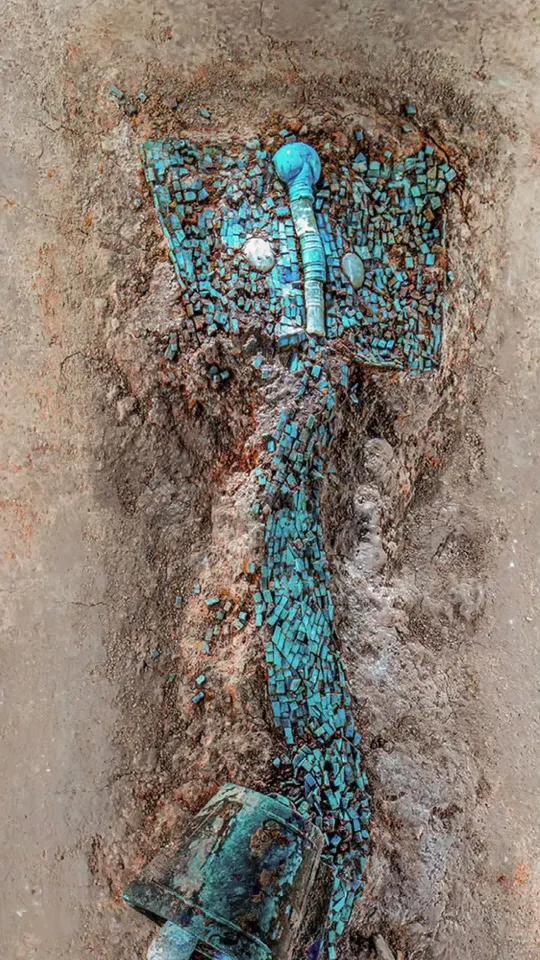 中华民族龙图腾文化由来已久,这件绿松石龙形器距今已有3600年,制作之