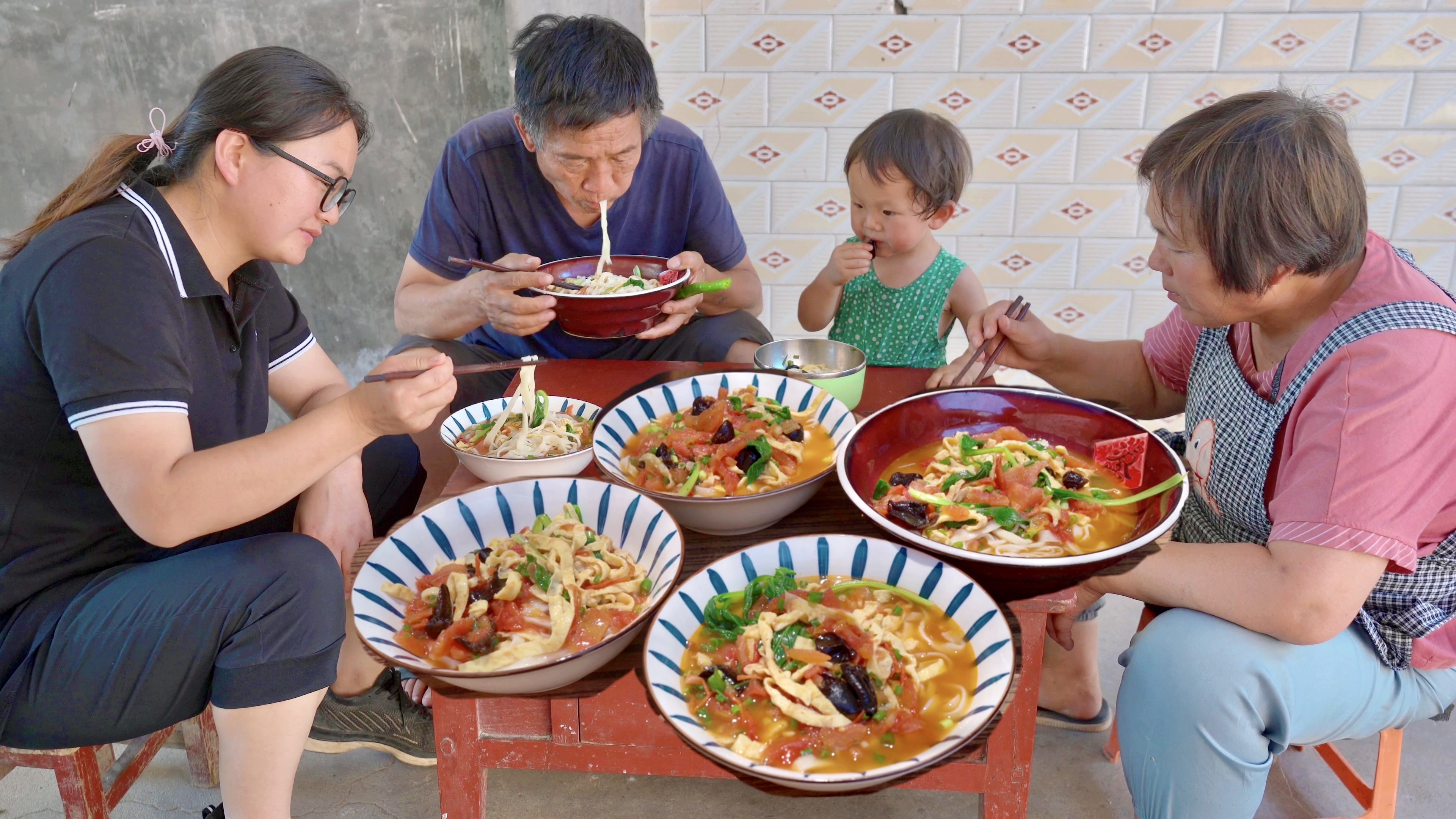 摘几个西红柿,吃一顿西红柿凉拌面,清单美味真好吃!