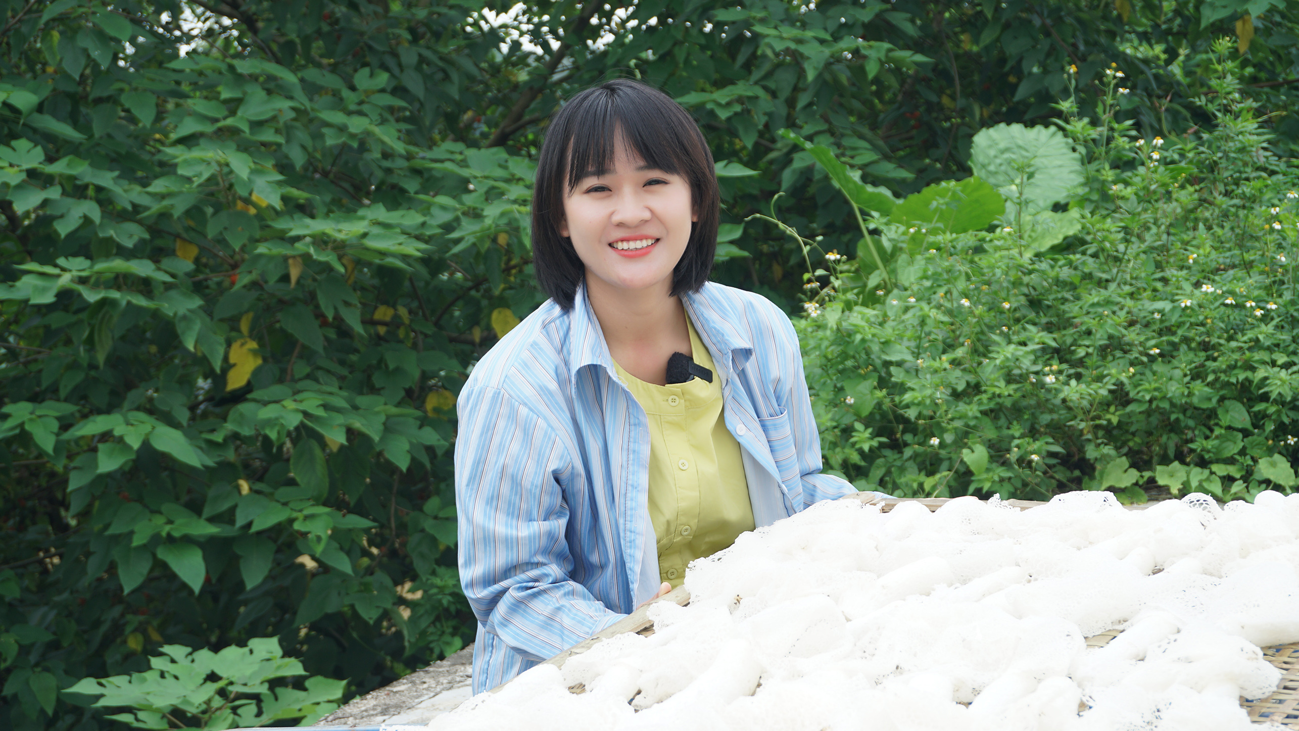 竹荪采摘过程太惊艳,阿渔妹见后都不淡定了,菌中皇后果然不一样