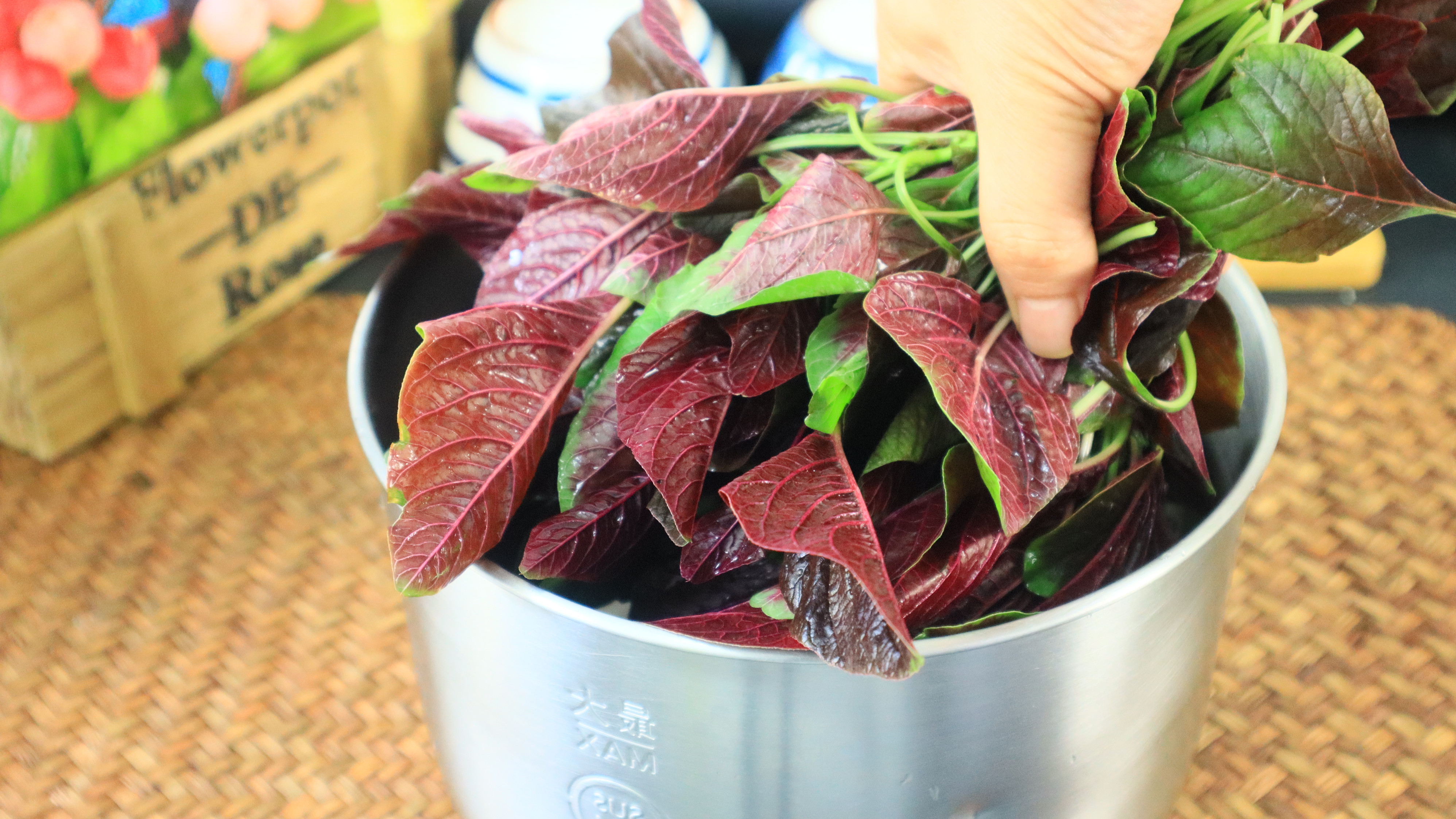 把苋菜扔进料理机里,没想到这么好吃,我家一周吃3次,开胃解馋