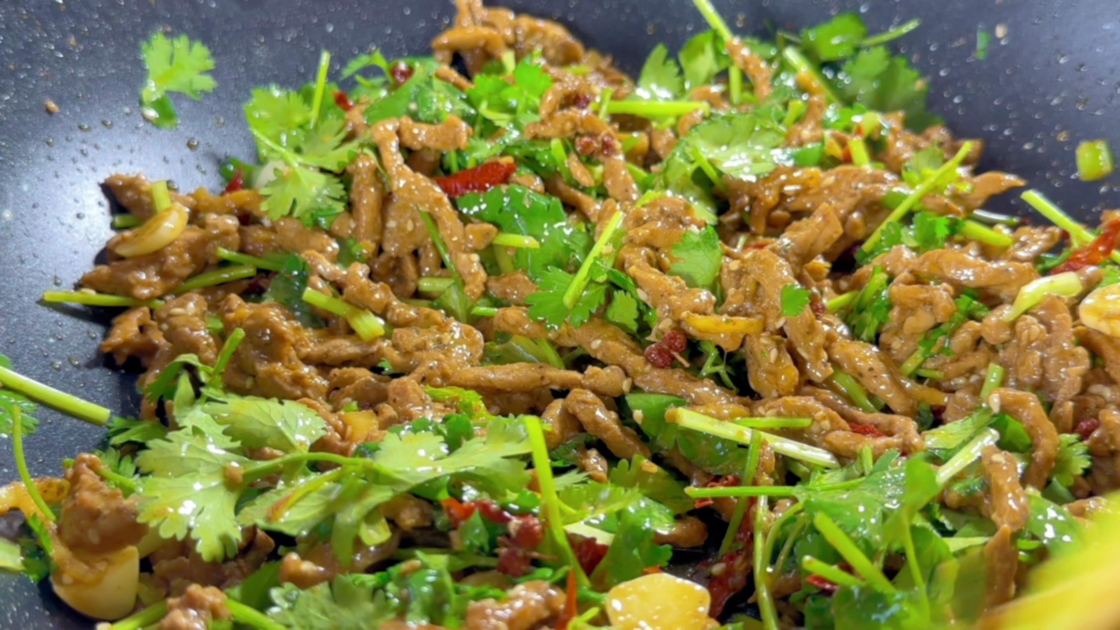 猪肉和香菜是绝配,教你一个农村特色做法,营养下饭,孩子超爱吃