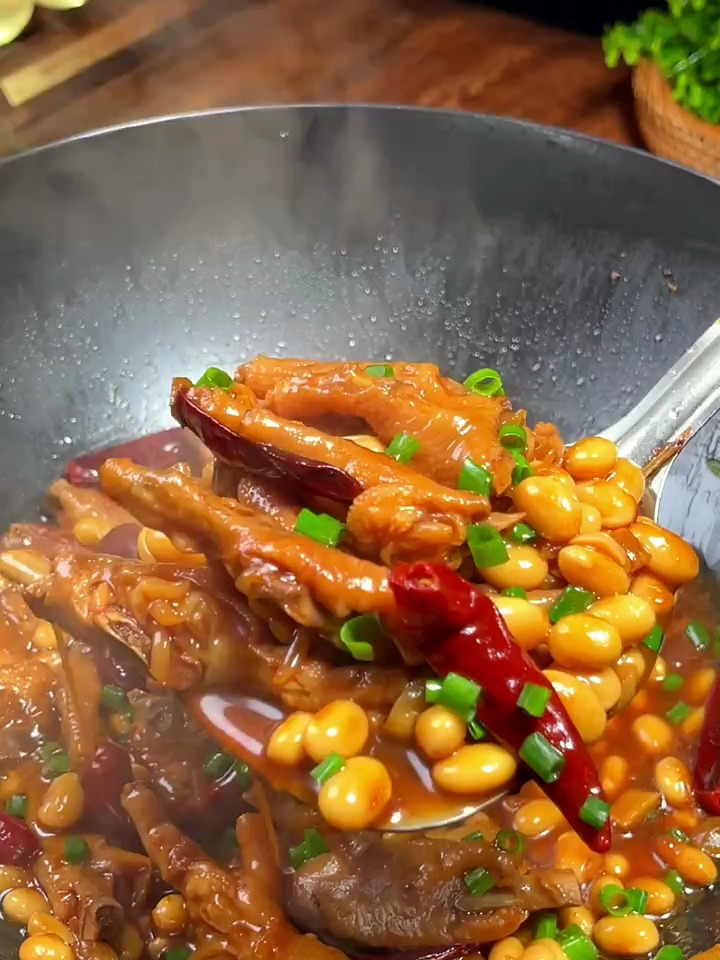 黄豆焖鸡爪,软烂入味,糯而不腻的好吃到停不下来