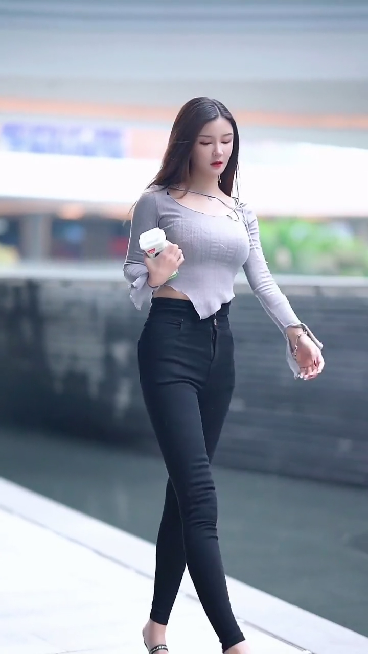 小姐姐极品身材真是绝了,只能用完美形容