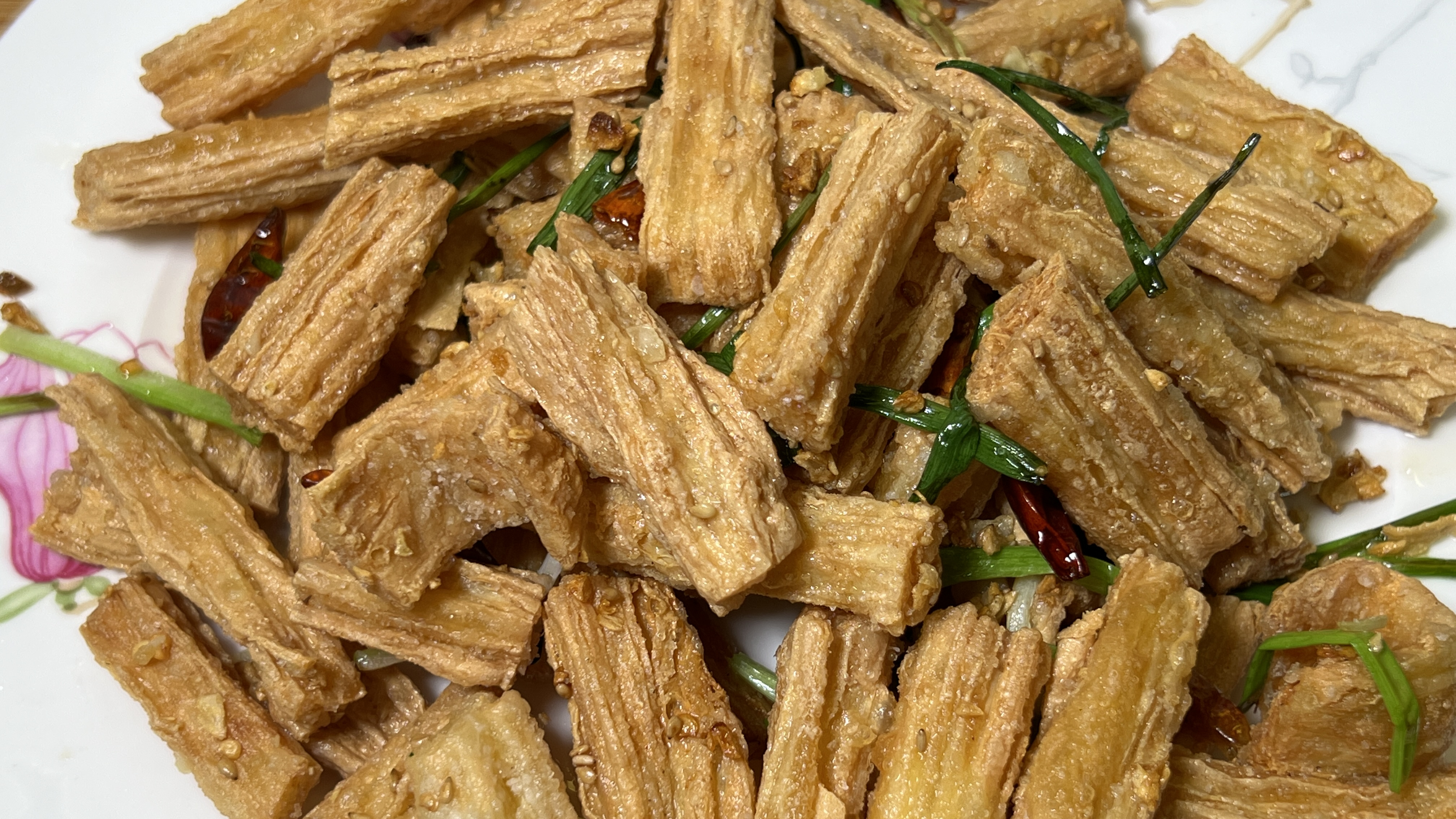 腐竹不要只凉拌了,在家这样做比饭店味道还好,颜色金黄,真酥脆