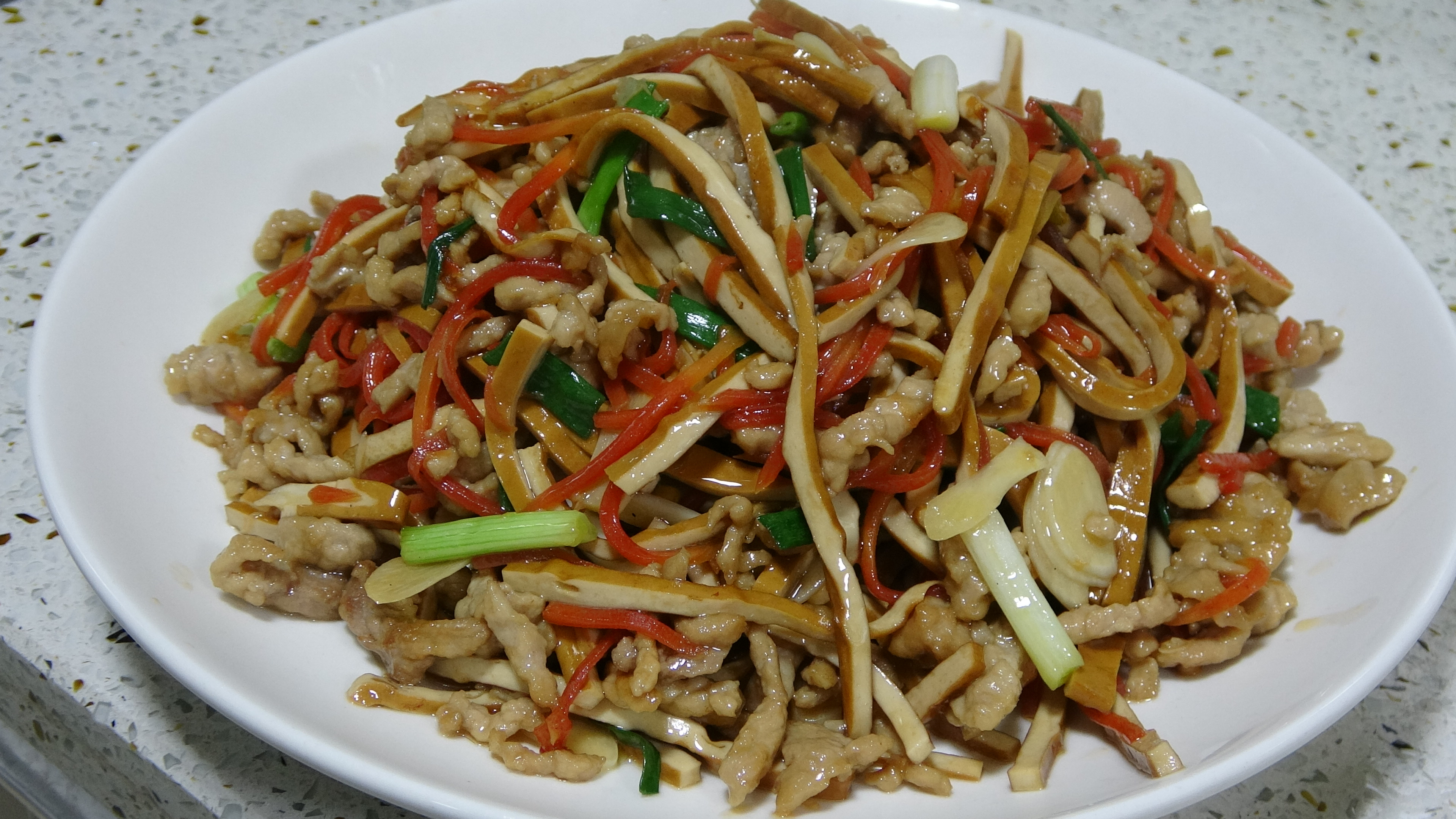 跟着大厨学做“豆干炒肉丝”,食材简单味道巴适,三碗饭不够哟