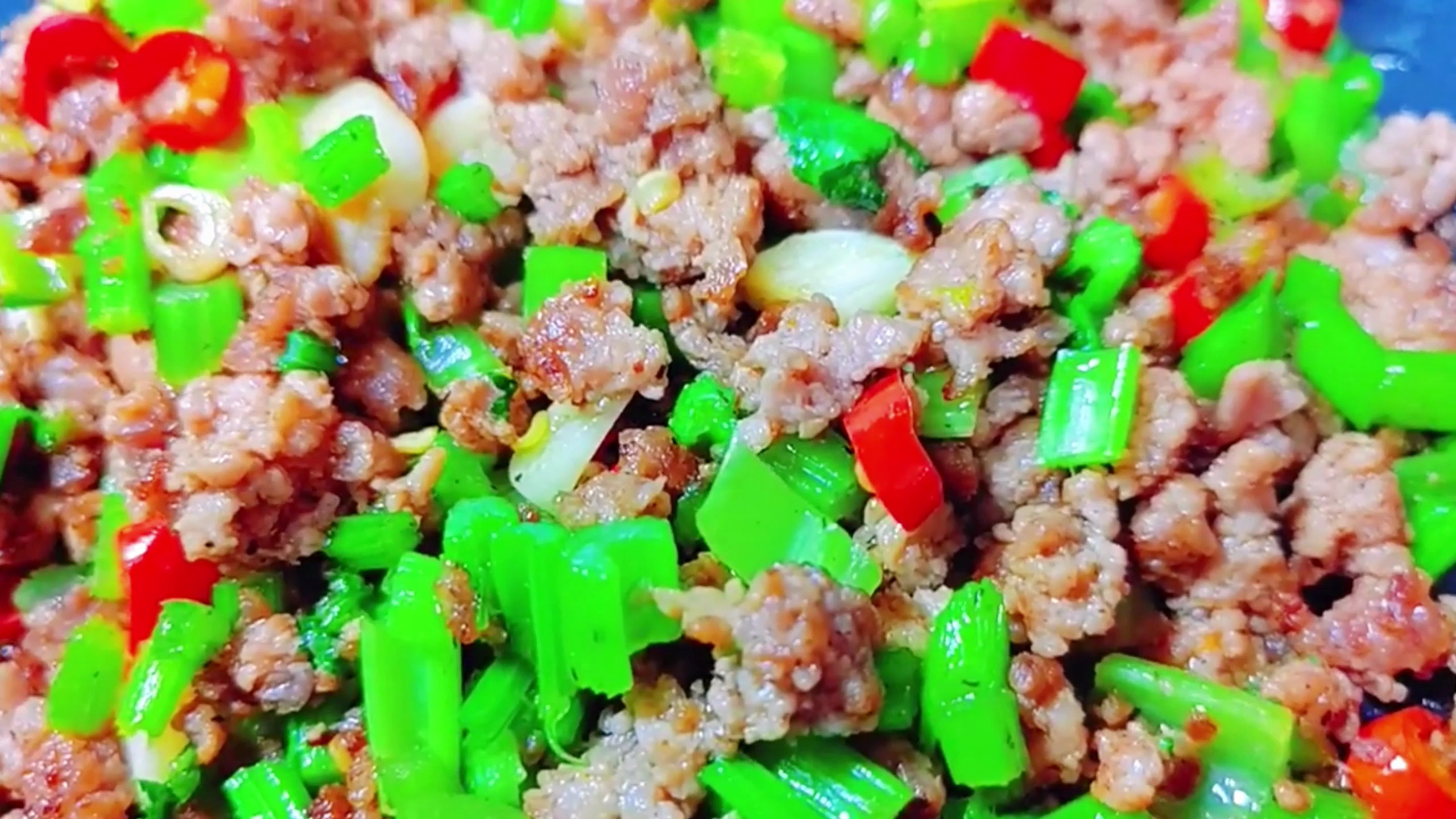 农家小炒芹菜牛肉丁香辣下饭,牛肉不用腌炒出来不柴又入味,好吃