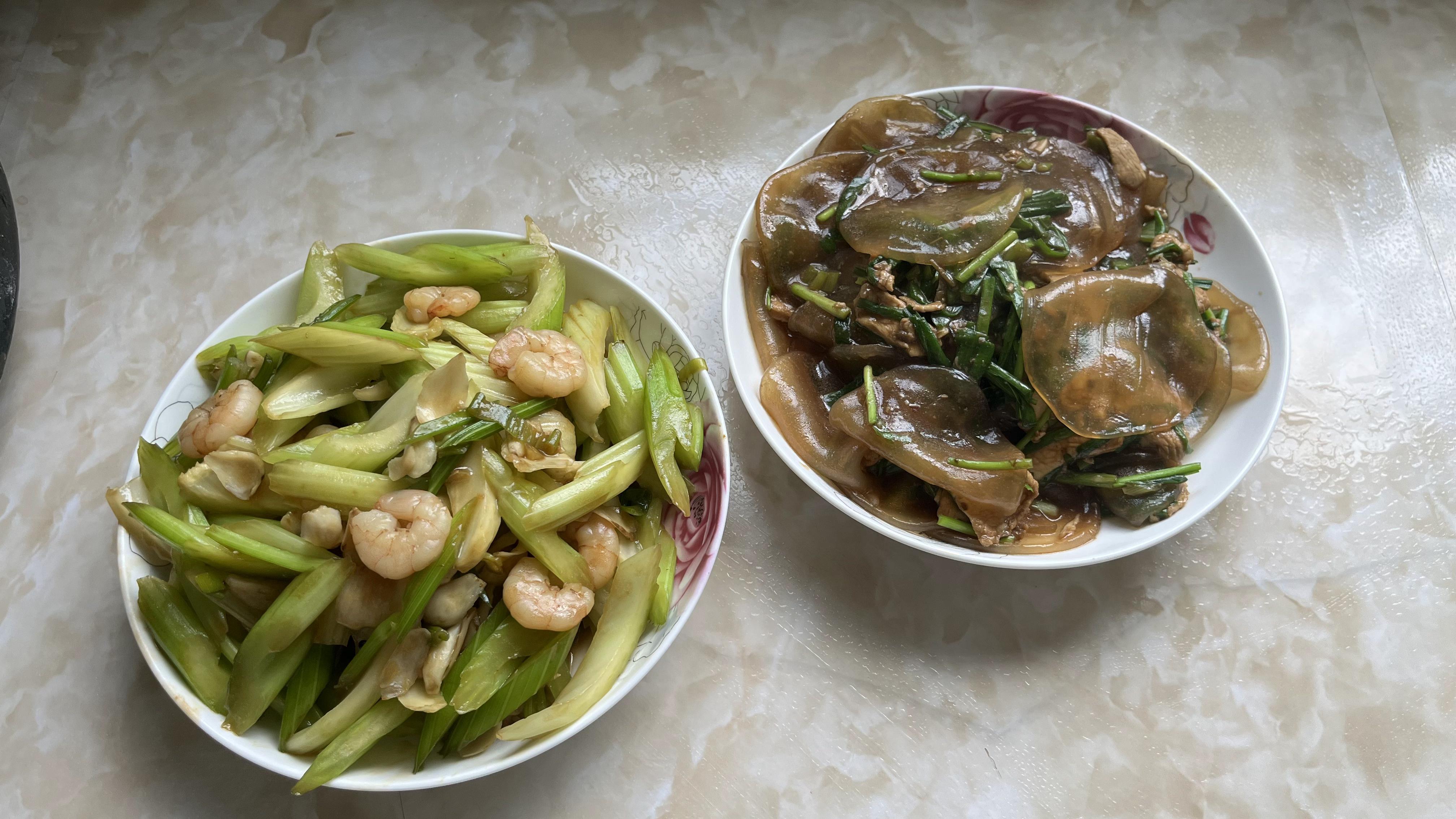 今天做个芹菜炒虾仁百合和粉皮炒鸡胸肉,芹菜叶做疙瘩汤太好喝了